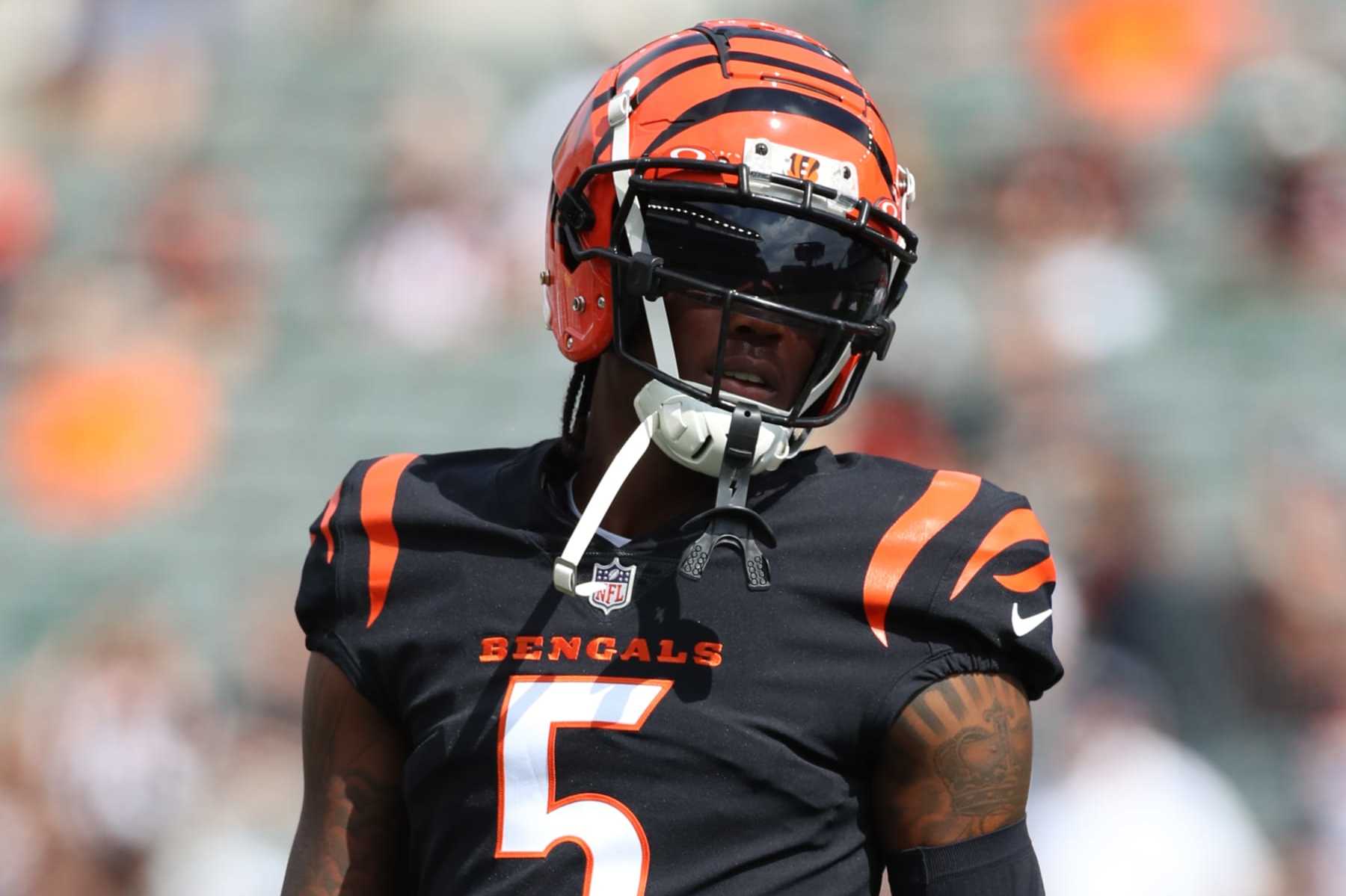CINCINNATI, OH - SEPTEMBER 17: Cincinnati Bengals wide receiver Tee Higgins (5) warms up before the game against the Baltimore Ravens and the Cincinnati Bengals on September 17, 2023, at Paycor Stadium in Cincinnati, OH. (Photo by Ian Johnson/Icon Sportswire via Getty Images