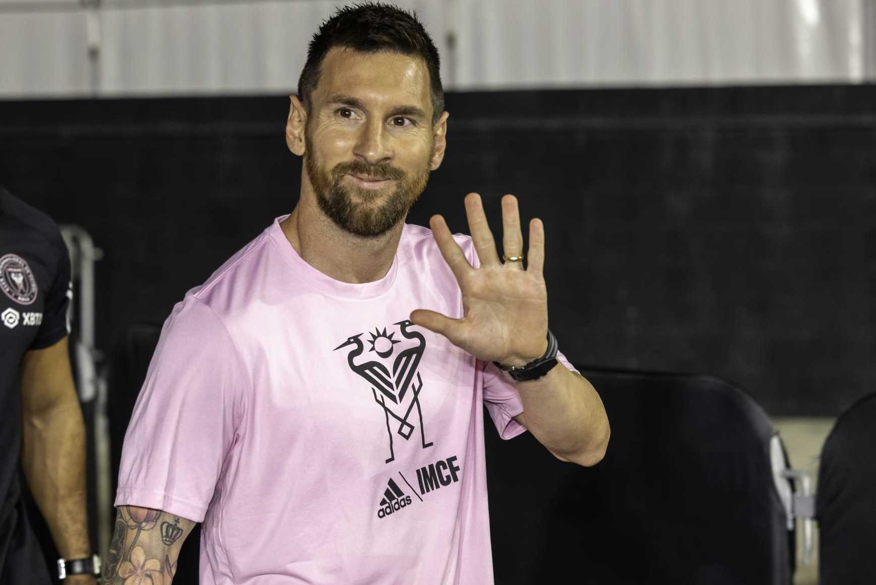 FORT LAUDERDALE, FL - NOVEMBER 10: Inter Miami FC forward Lionel Messi smiles and waves to the fans as he arrives before the  Noche D'Or soccer match between New York City FC and Inter Miami FC at the DRV PNK Stadium on November 10, 2023 in Fort Lauderdale, FL. (Photo by Doug Murray/Icon Sportswire via Getty Images)