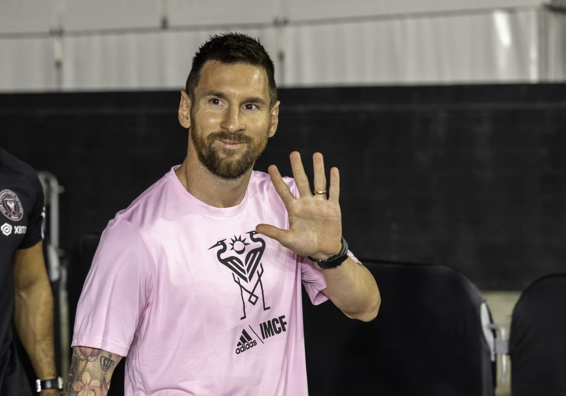 FORT LAUDERDALE, FL - NOVEMBER 10: Inter Miami FC forward Lionel Messi smiles and waves to the fans as he arrives before the  Noche D'Or soccer match between New York City FC and Inter Miami FC at the DRV PNK Stadium on November 10, 2023 in Fort Lauderdale, FL. (Photo by Doug Murray/Icon Sportswire via Getty Images)