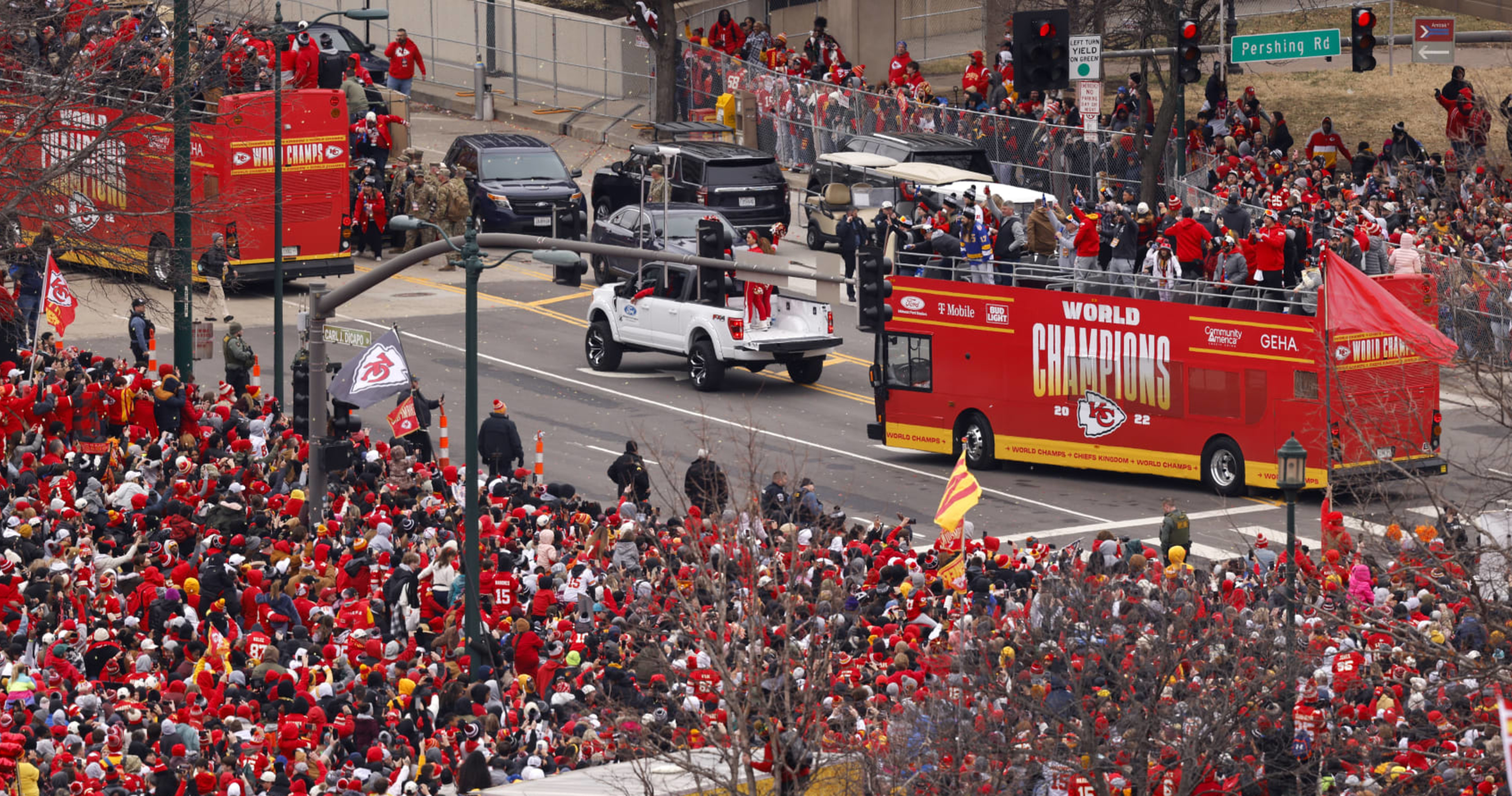 Chiefs tell parade patrons they plan to 'run it back' next year - ESPN