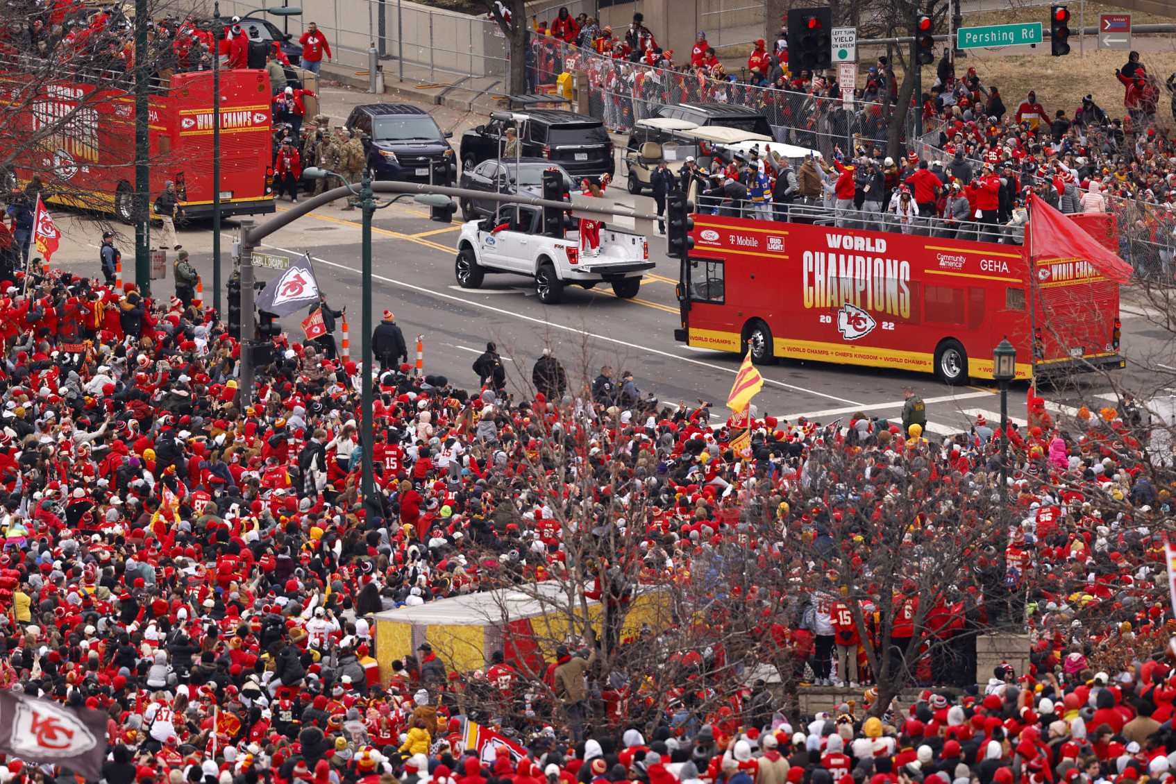 Super Bowl 2020: Chiefs' Travis Kelce gives power-packed parade