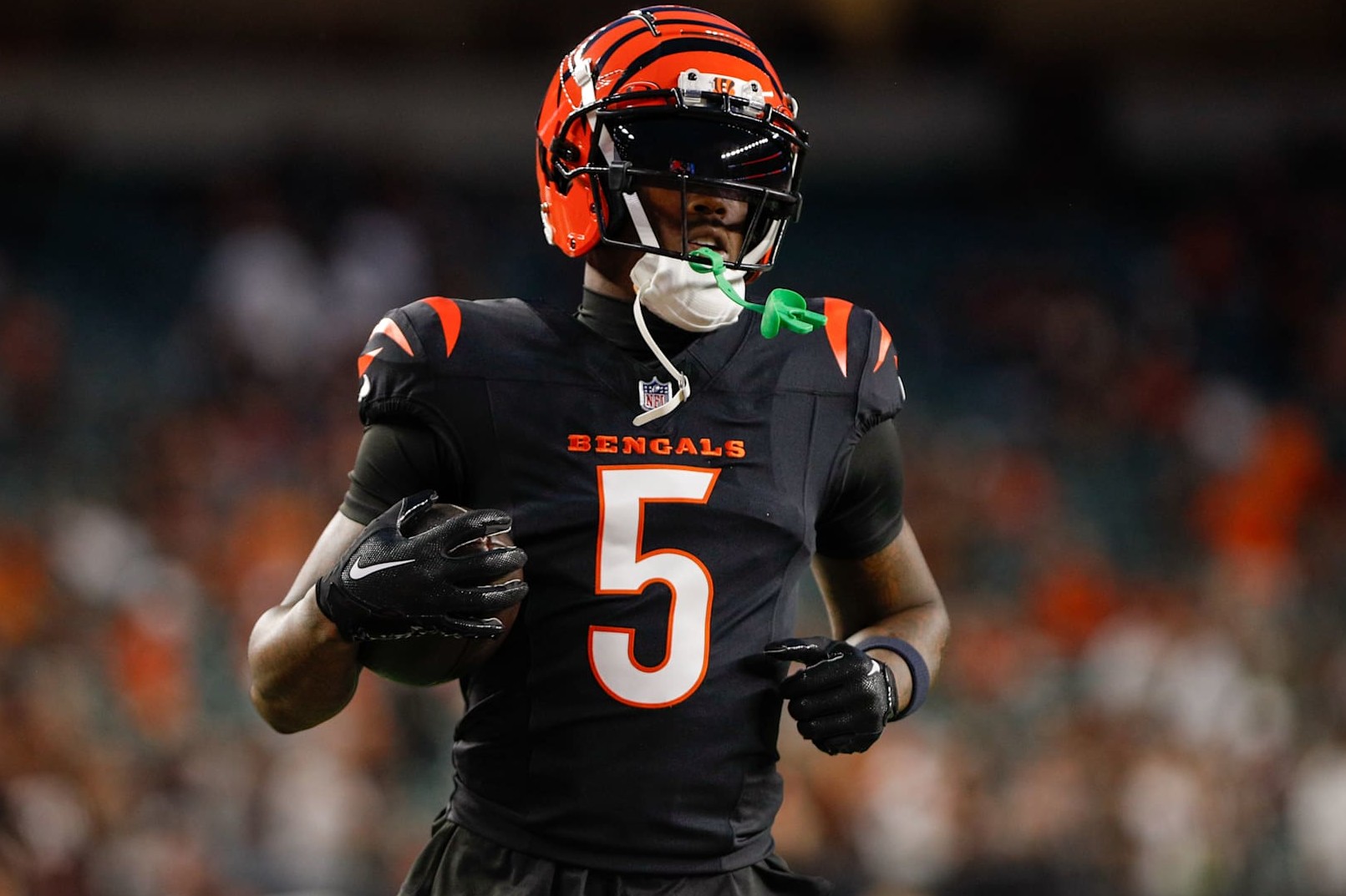 CINCINNATI, OH - SEPTEMBER 23: Cincinnati Bengals wide receiver Tee Higgins (5) warms up before the game against the Washington Commanders and the Cincinnati Bengals on September 23, 2024, at Paycor Stadium in Cincinnati, OH. (Photo by Ian Johnson/Icon Sportswire via Getty Images)
