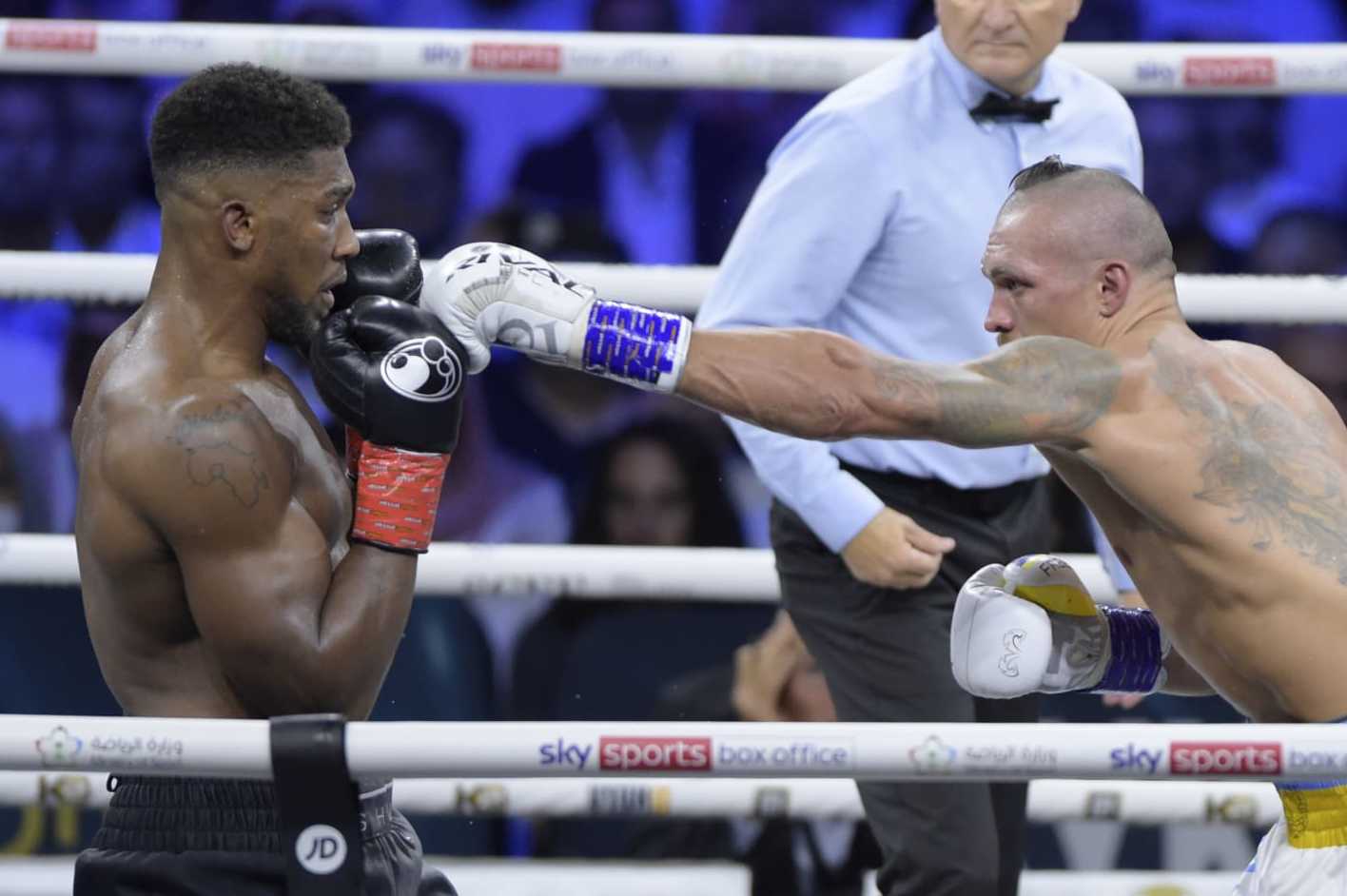 JEDDAH, SAUDI ARABIA - AUGUST 20: Oleksandr Usyks punch is dodged by Anthony Joshua during the Rage on the Red Sea Heavyweight Title Fight at King Abdullah Sports City Arena on August 20, 2022 in Jeddah, Saudi Arabia. (Photo by Khalid Alhaj/MB Media/Getty Images)
