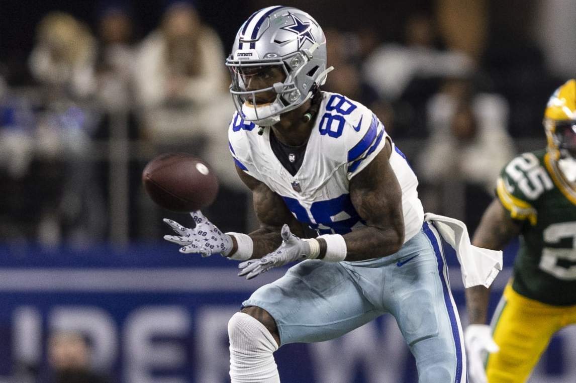 ARLINGTON, TEXAS - JANUARY 14: CeeDee Lamb #88 of the Dallas Cowboys completes a pass against Keisean Nixon #25 of the Green Bay Packers during an NFL wild-card playoff football game between the Dallas Cowboys and the Green Bay Packers at AT&T Stadium on January 14, 2024 in Arlington, Texas. (Photo by Michael Owens/Getty Images)