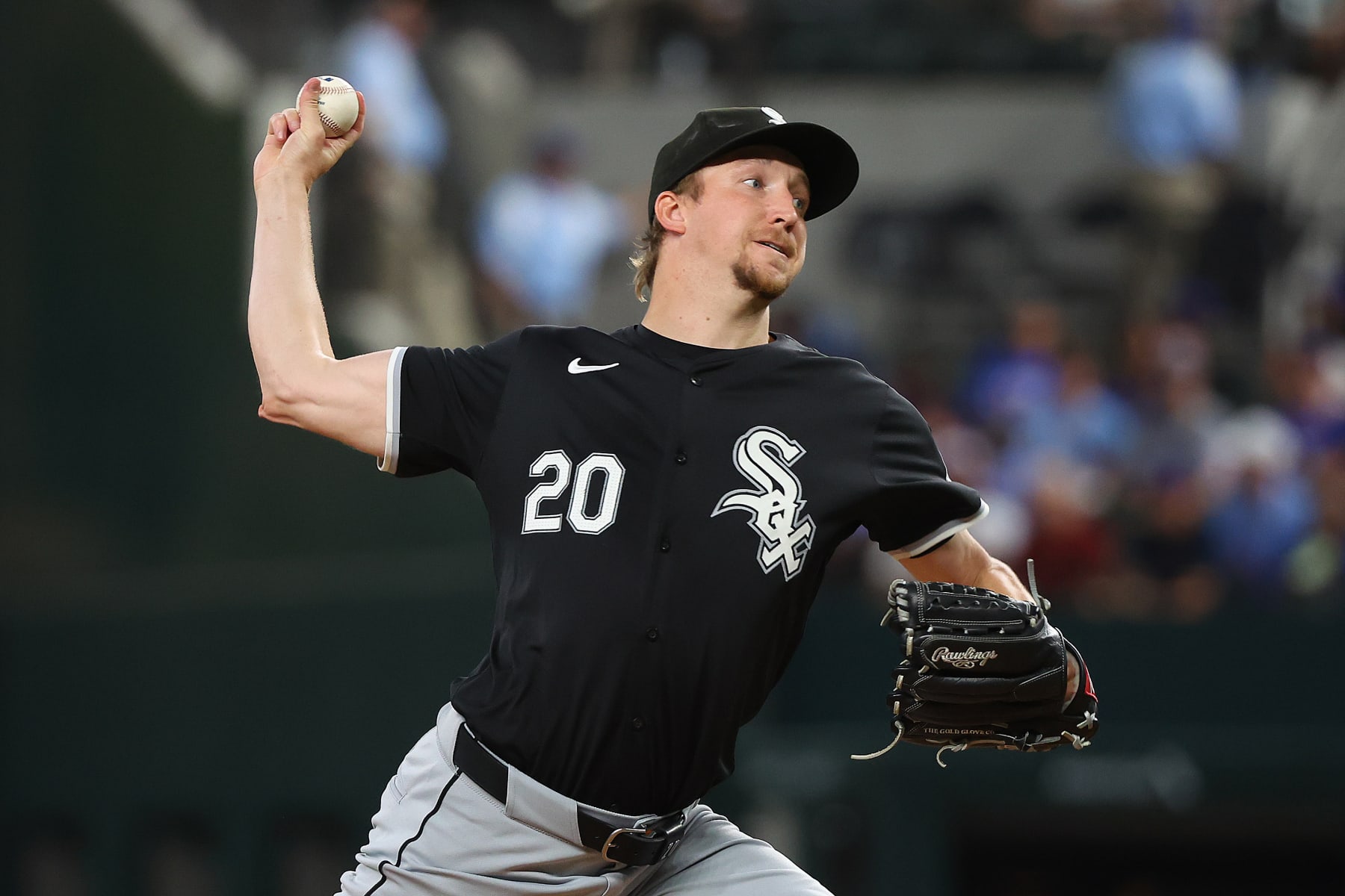 ARLINGTON, TEXAS - JULY 22: Erick Fedde #20 of the Chicago White Sox pitches in the first inning against the Texas Rangers at Globe Life Field on July 22, 2024 in Arlington, Texas. (Photo by Richard Rodriguez/Getty Images)