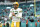 MIAMI GARDENS, FL - 25 DE DICIEMBRE: Aaron Rodgers #12 de los Green Bay Packers se calienta antes de un partido de fútbol de la NFL contra los Miami Dolphins en el Hard Rock Stadium el 25 de diciembre de 2022 en Miami Gardens, Florida.  (Foto de Kevin Sabitus/Getty Images)