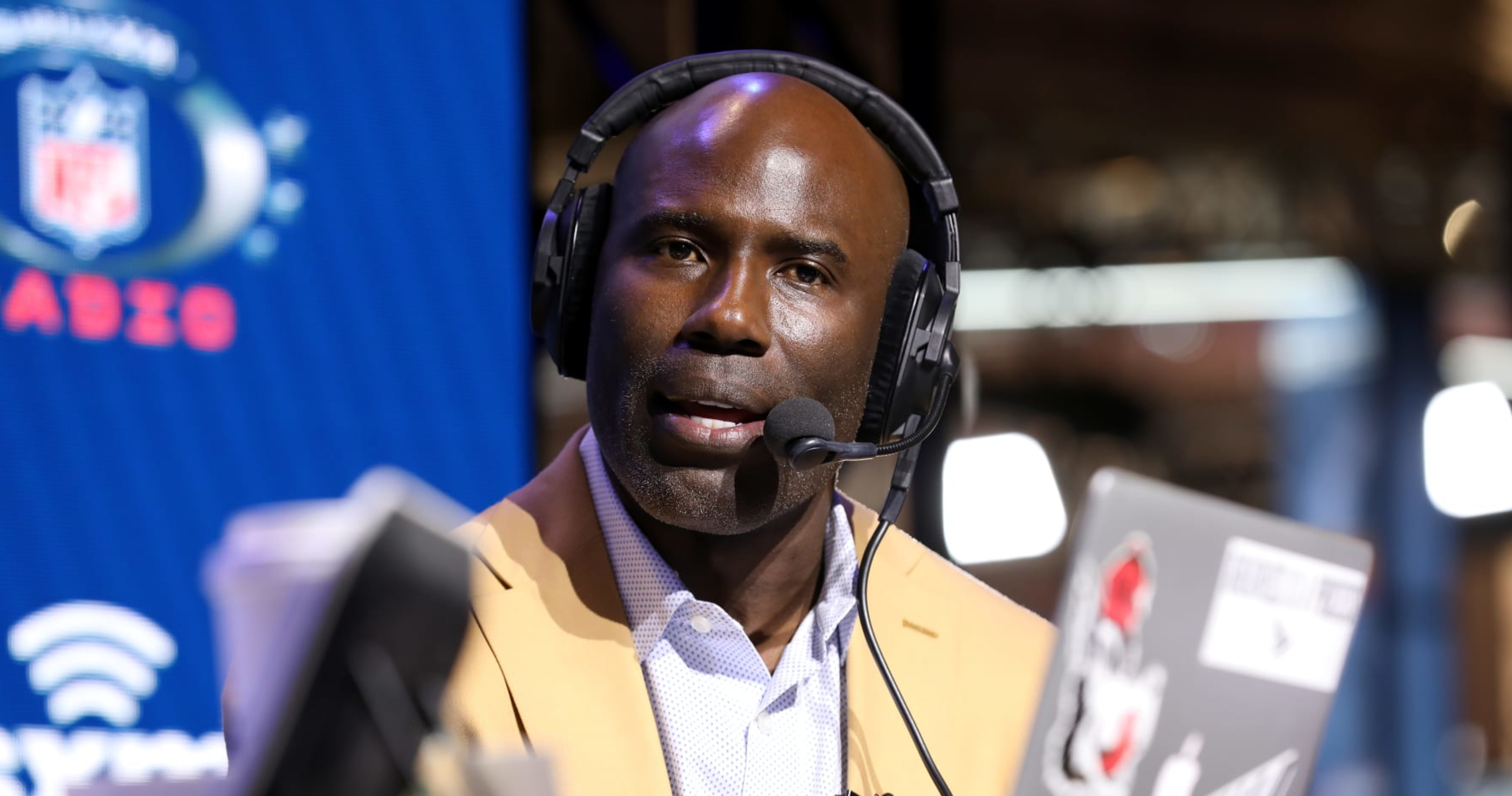 Terrell Davis’ Lawyer Posts Video of NFL HOFer Being Arrested by FBI on United Flight