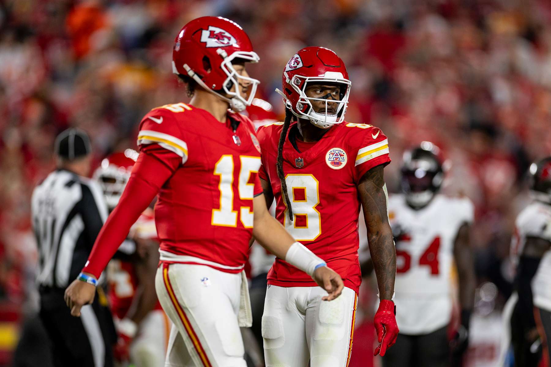 Kansas City, Missouri - 04 de novembro: DeAndre Hopkins #8 dos Kansas City Chiefs e Patrick Mahomes #15 dos Kansas City Chiefs olham durante um jogo de futebol da NFL contra o Tampa Bay Buccaneers no Geha Field no Arrowhead Stadium em 04 de novembro, 2024 em Kansas City, Missouri. (Foto de Michael Owens/Getty Images)