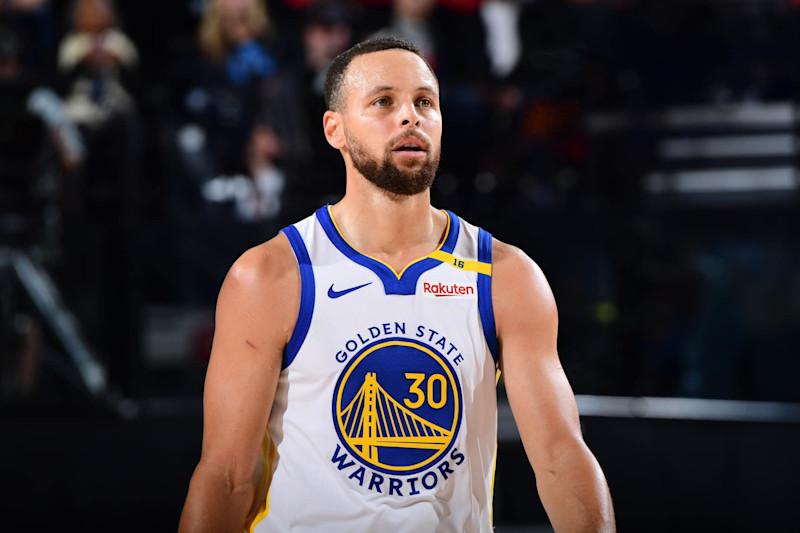 INGLEWOOD, CA - NGÀY 18 THÁNG 11: Stephen Curry #30 của Golden State Warriors nhìn vào trong trận đấu với LA Clippers vào ngày 18 tháng 11 năm 2024 tại Intuit Dome ở Los Angeles, California. LƯU Ý CHO NGƯỜI DÙNG: Người dùng thừa nhận và đồng ý rõ ràng rằng, bằng cách tải xuống và/hoặc sử dụng Ảnh này, người dùng đồng ý với các điều khoản và điều kiện của Thỏa thuận cấp phép Getty Images. Thông báo bản quyền bắt buộc: Bản quyền 2024 NBAE (Ảnh của Adam Pantozzi/NBAE qua Getty Images)