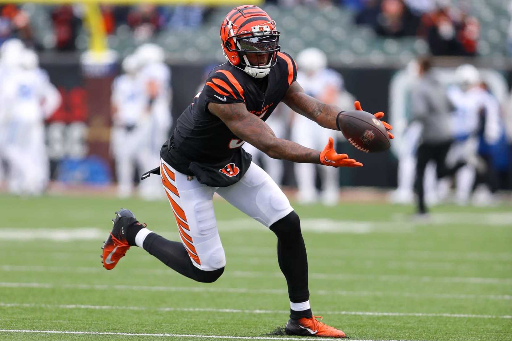 CINCINNATI, OH - DECEMBER 10: Cincinnati Bengals wide receiver Tee Higgins (5) warms up before the game against the Indianapolis Colts and the Cincinnati Bengals on December 10, 2023, at Paycor Stadium in Cincinnati, OH. (Photo by Ian Johnson/Icon Sportswire via Getty Images)