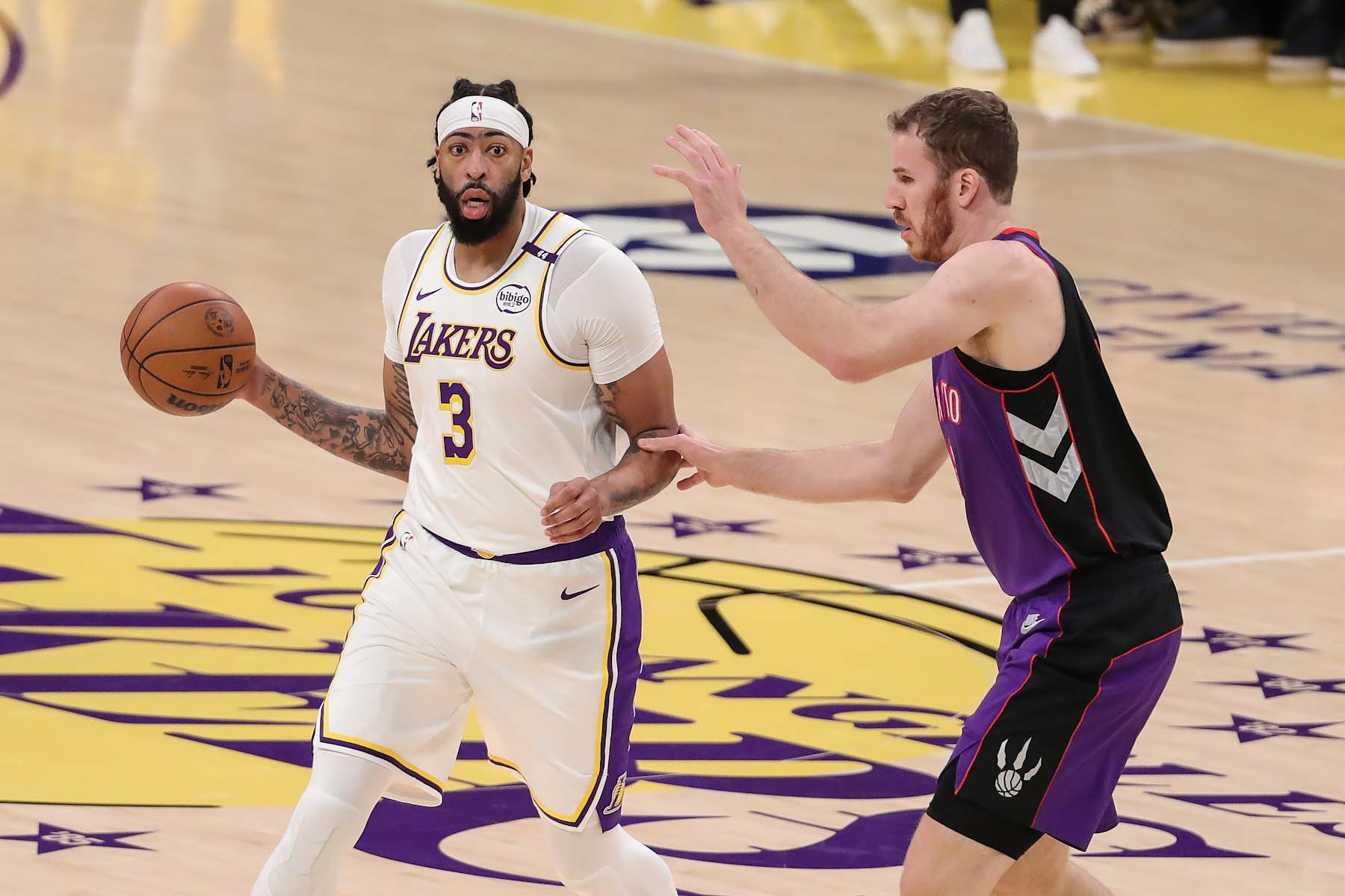 LOS ANGELES, CA - NOVEMBER 10:Los Angeles Lakers forward Anthony Davis (3) look to pass during the Los Angeles Lakers game versus the Toronto Raptors on November 10, 2024, at Crypto.com Arena in Los Angeles, CA. (Photo by Jevone Moore/Icon Sportswire via Getty Images)
