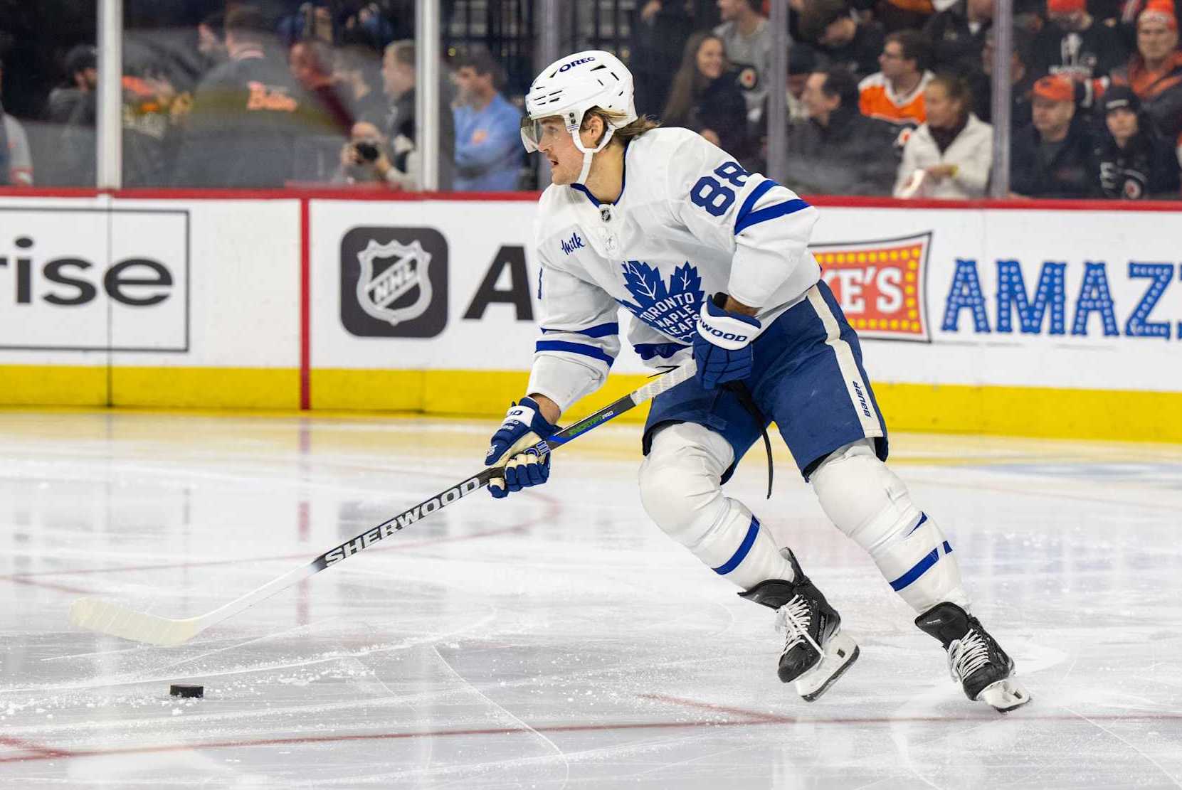 PHILADELPHIA, PA - JANUARY 07: Toronto Maple Leafs right wing William Nylander (88) skates with the puck during the game between the Toronto Maple Leafs and the Philadelphia Flyers on January 7th, 2025 at the Wells Fargo Center in Philadelphia, PA. (Photo by Terence Lewis/Icon Sportswire via Getty Images)