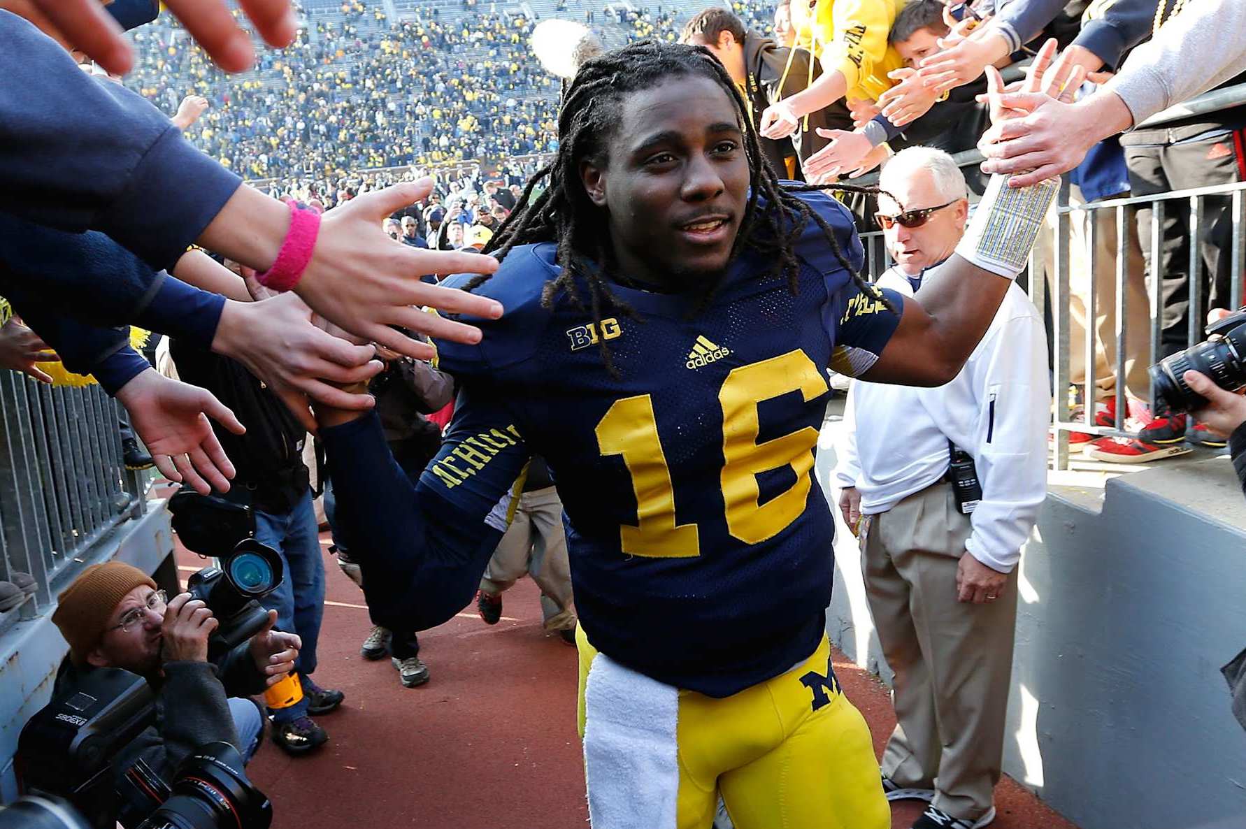 ANN ARBOR, MI - NOVEMBER 17: Denard Robinson #16 of the Michigan Wolverines leaves the field after a 42-17 win over the Iowa Hawkeyes at Michigan Stadium on November 17, 2012 in Ann Arbor, Michigan. (Photo by Gregory Shamus/Getty Images) ANN ARBOR, MI - NOVEMBER 17: Denard Robinson #16 of the Michigan Wolverines leaves the field after a 42-17 win over the Iowa Hawkeyes at Michigan Stadium on November 17, 2012 in Ann Arbor, Michigan. (Photo by Gregory Shamus/Getty Images)