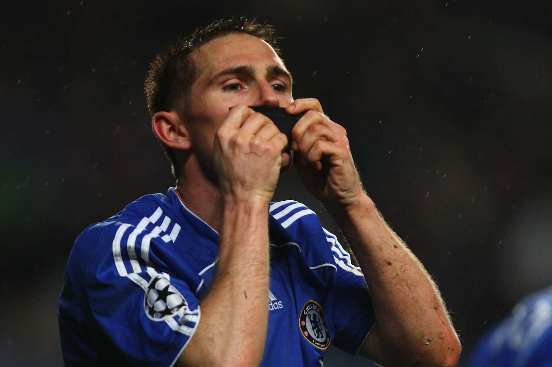 LONDON - APRIL 30: Frank Lampard of Chelsea celebrates as he scores their second goal from the penalty spot during the UEFA Champions League Semi Final 2nd leg match between Chelsea and Liverpool at Stamford Bridge on April 30, 2008 in London, England. (Photo by Mike Hewitt/Getty Images)