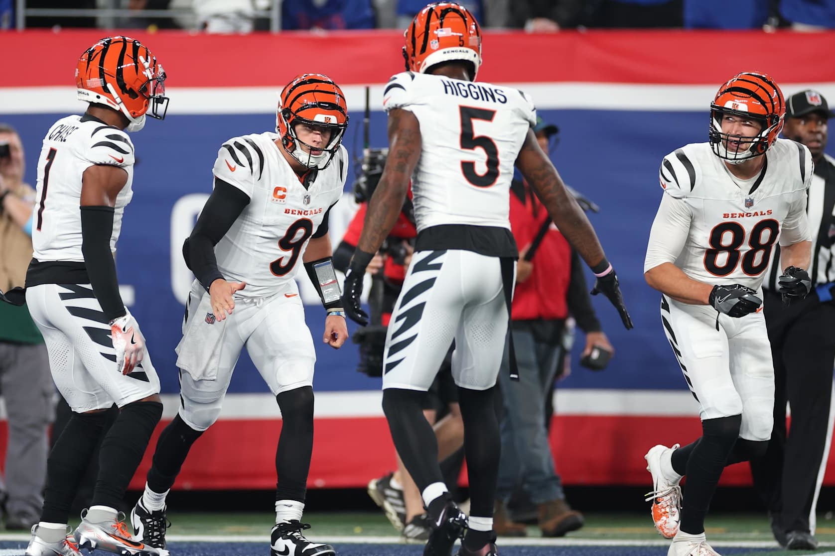 EAST RUTHERFORD, NEW JERSEY - OCTOBER 13: Joe Burrow #9 of the Cincinnati Bengals celebrates a touchdown with Ja'Marr Chase #1 and Tee Higgins #5 during the first half against the New York Giants at MetLife Stadium on October 13, 2024 in East Rutherford, New Jersey. (Photo by Sarah Stier/Getty Images)