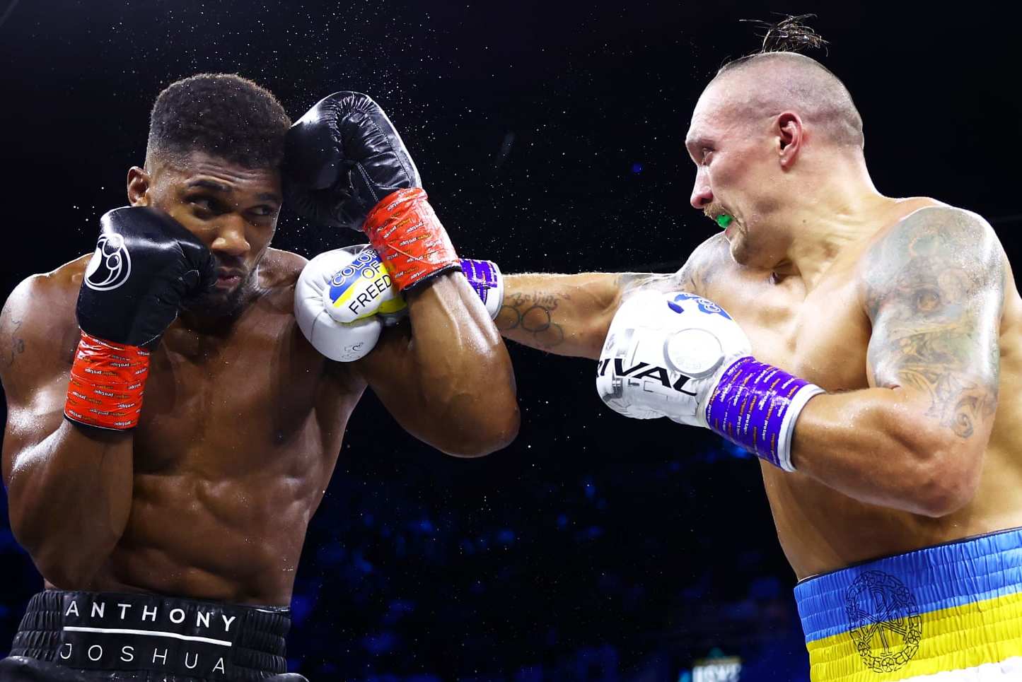 JEDDAH, SAUDI ARABIA - AUGUST 20: Oleksandr Usyk punches Anthony Joshua during their World Heavyweight Championship fight during the Rage on the Red Sea Heavyweight Title Fight at King Abdullah Sports City Arena on August 20, 2022 in Jeddah, Saudi Arabia. (Photo by Francois Nel/Getty Images)