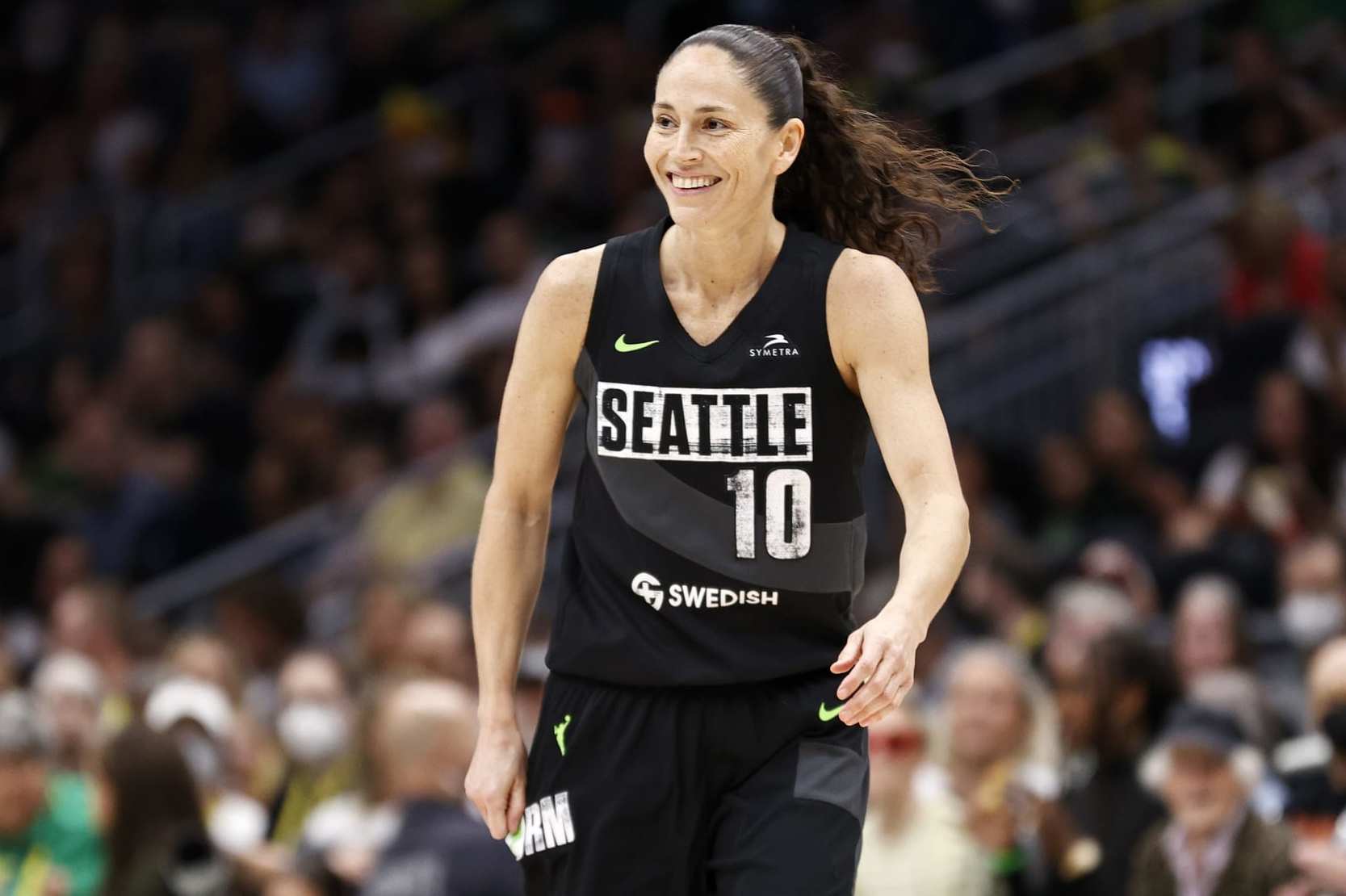 Sue Bird got a flower from a young fan for her last home game, and