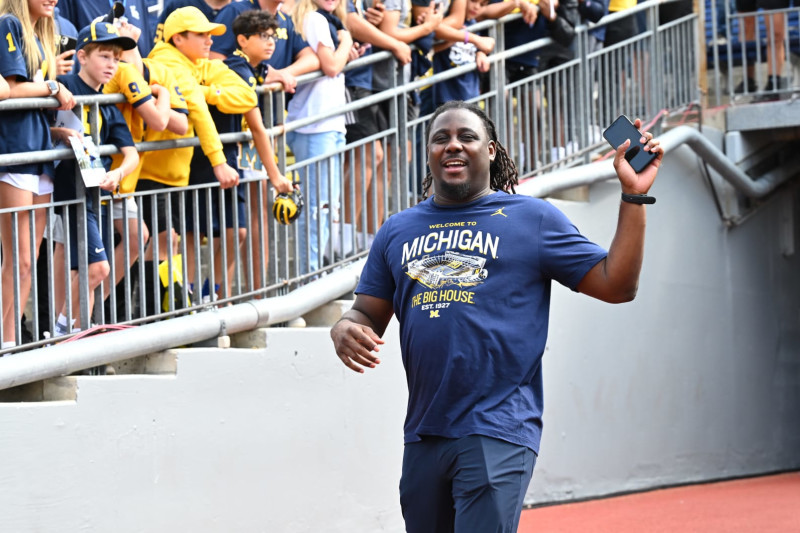ANN ARBOR, MI - SEPTEMBER 23: Former Michigan Wolverines quarterback and current staff member Denard Robinson walks out and waves to the fans during the game between the University of Michigan Wolverines versus the Rutgers Scarlet Knights on Saturday September 23, 2023 at Michigan Stadium, Ann Arbor, MI. (Photo by Steven King/Icon Sportswire via Getty Images)