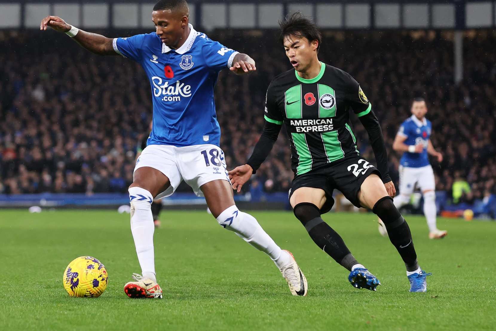 LIVERPOOL, ENGLAND - NOVEMBER 04: Ashley Young of Everton controls the ball whilst under pressure from Kaoru Mitoma of Brighton & Hove Albion during the Premier League match between Everton FC and Brighton & Hove Albion at Goodison Park on November 04, 2023 in Liverpool, England. (Photo by Jan Kruger/Getty Images)