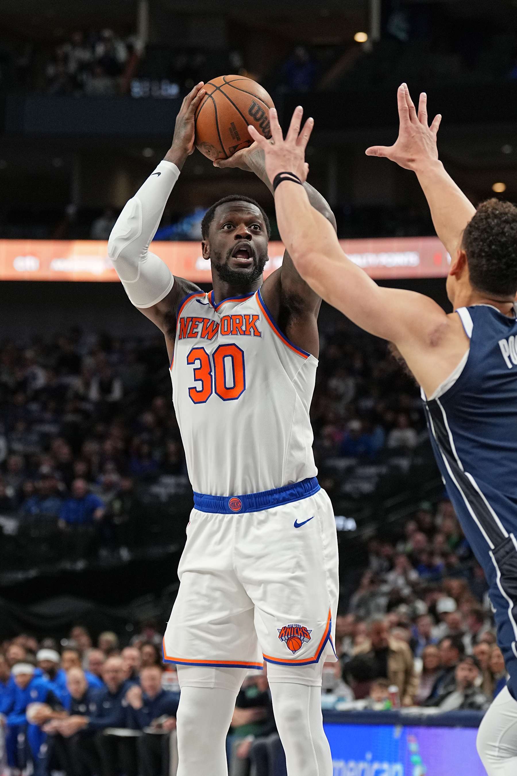 DALLAS, TX - JANUARY 11: Julius Randle #30 of the New York Knicks shoots the ball during the game against the Dallas Mavericks on January 11, 2024 at the American Airlines Center in Dallas, Texas. NOTE TO USER: User expressly acknowledges and agrees that, by downloading and or using this photograph, User is consenting to the terms and conditions of the Getty Images License Agreement. Mandatory Copyright Notice: Copyright 2024 NBAE (Photo by Glenn James/NBAE via Getty Images)