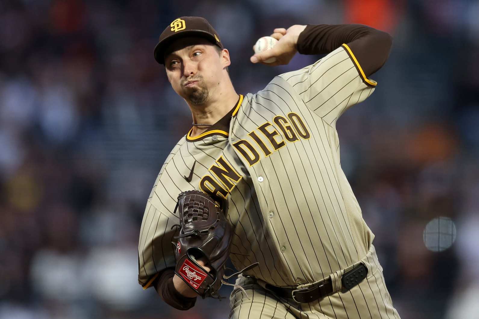 SAN FRANCISCO, CALIFORNIA - SEPTEMBER 25: Blake Snell #4 of the San Diego Padres pitches against the San Francisco Giants in the first inning at Oracle Park on September 25, 2023 in San Francisco, California. (Photo by Ezra Shaw/Getty Images)