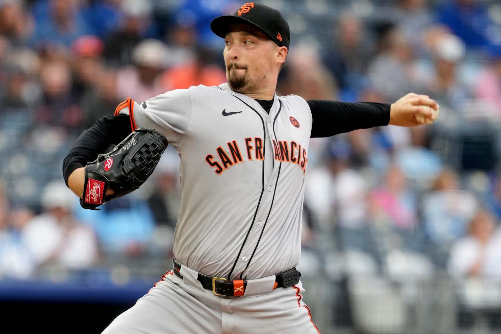 KANSAS CITY, MISSOURI - SEPTEMBER 22: Blake Snell #7 of the San Francisco Giants pitches in the first inning against the Kansas City Royals at Kauffman Stadium on September 22, 2024 in Kansas City, Missouri. (Photo by Ed Zurga/Getty Images)