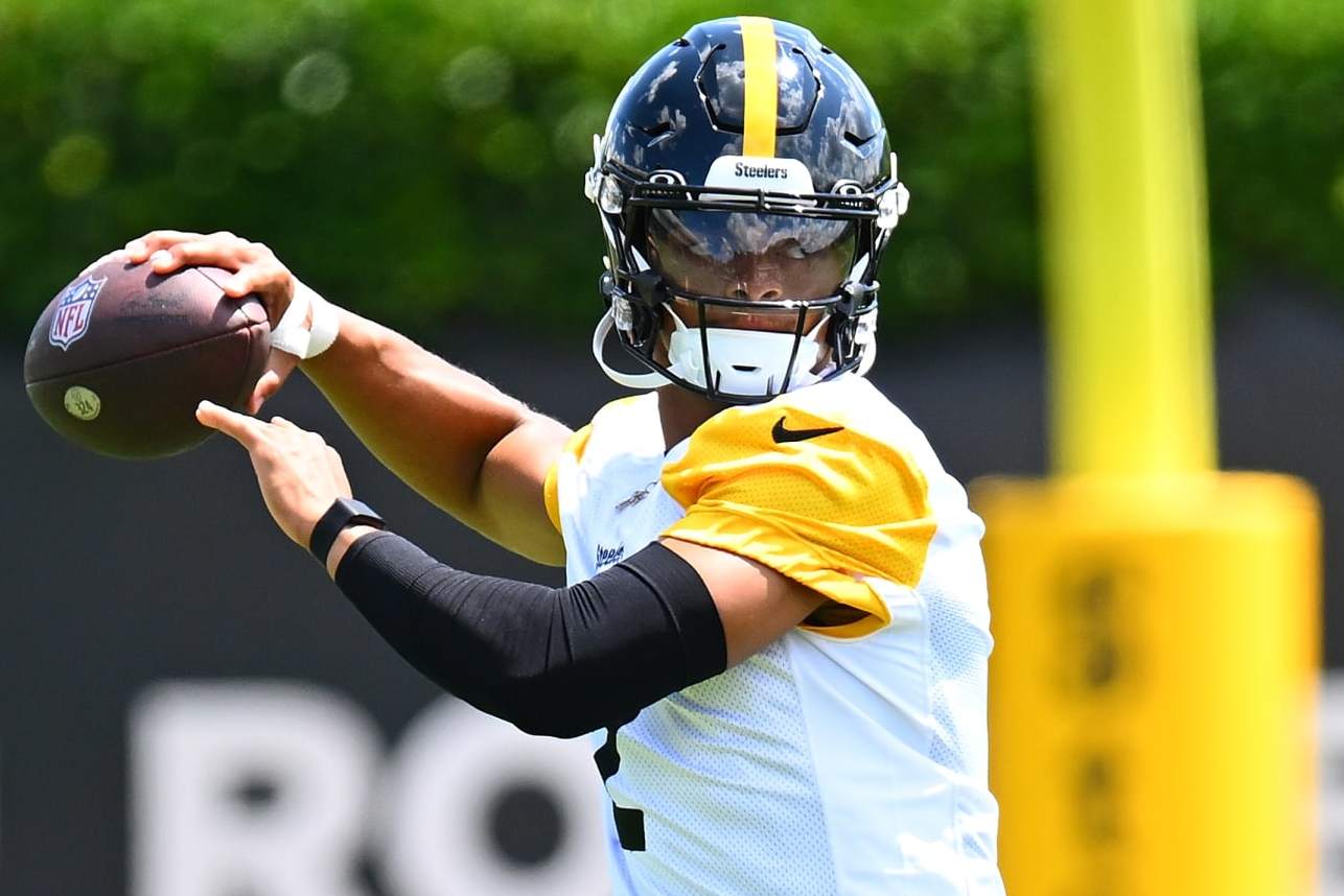 PITTSBURGH, PENNSYLVANIA - JUNE 6: Justin Fields #2 of the Pittsburgh Steelers throws a pass during the Pittsburgh Steelers OTA offseason workout at UPMC Rooney Sports Complex on June 6 2024 in Pittsburgh, Pennsylvania. (Photo by Joe Sargent/Getty Images)