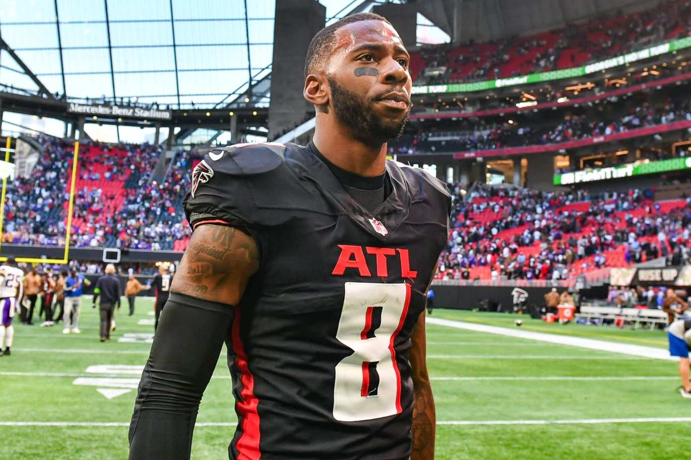 ATLANTA, GA NOVEMBER 05: Atlanta tight end Kyle Pitts (8) reacts following the conclusion of the NFL game between the Minnesota Vikings and the Atlanta Falcons on November 5th, 2023 at Mercedes-Benz Stadium in Atlanta, GA. (Photo by Rich von Biberstein/Icon Sportswire via Getty Images)