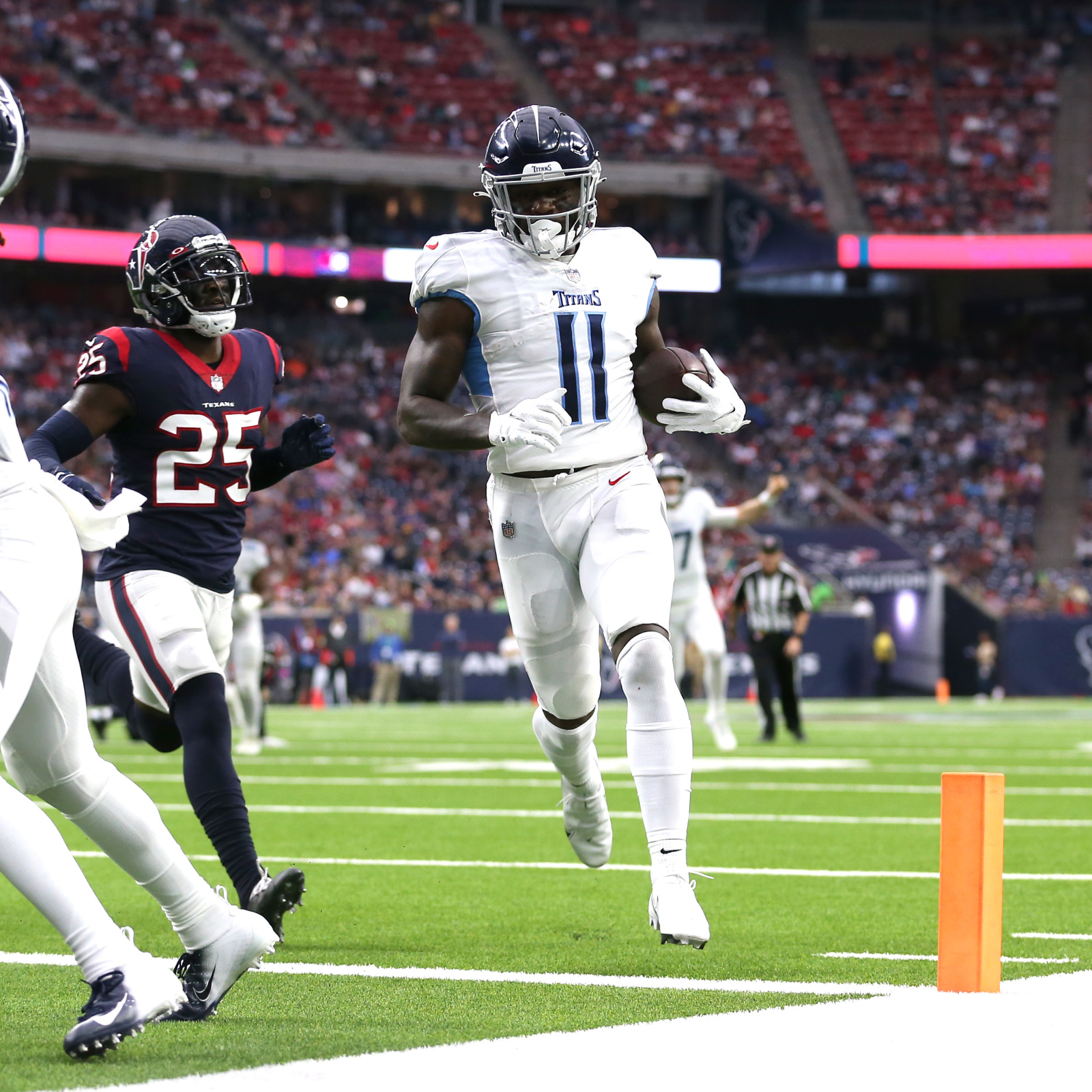 Titans clinch AFC's top seed with 28-25 win over Texans