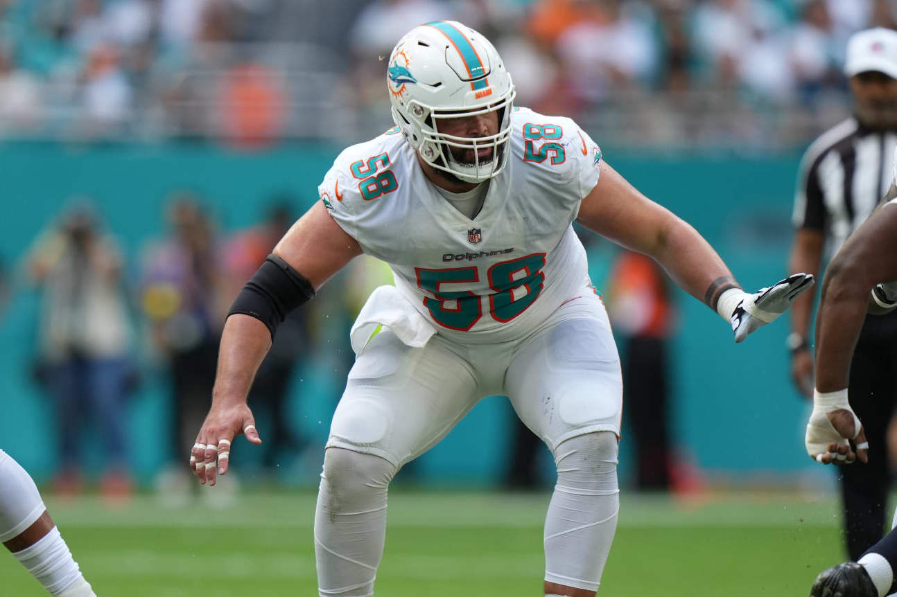 MIAMI GARDENS, FL - NOVEMBER 27: Miami Dolphins guard Connor Williams (58) protects the pocket during the game between the Houston Texans and the Miami Dolphins on Sunday, November 27, 2022 at Hard Rock Stadium in Miami Gardens, Fla. (Photo by Peter Joneleit/Icon Sportswire via Getty Images)