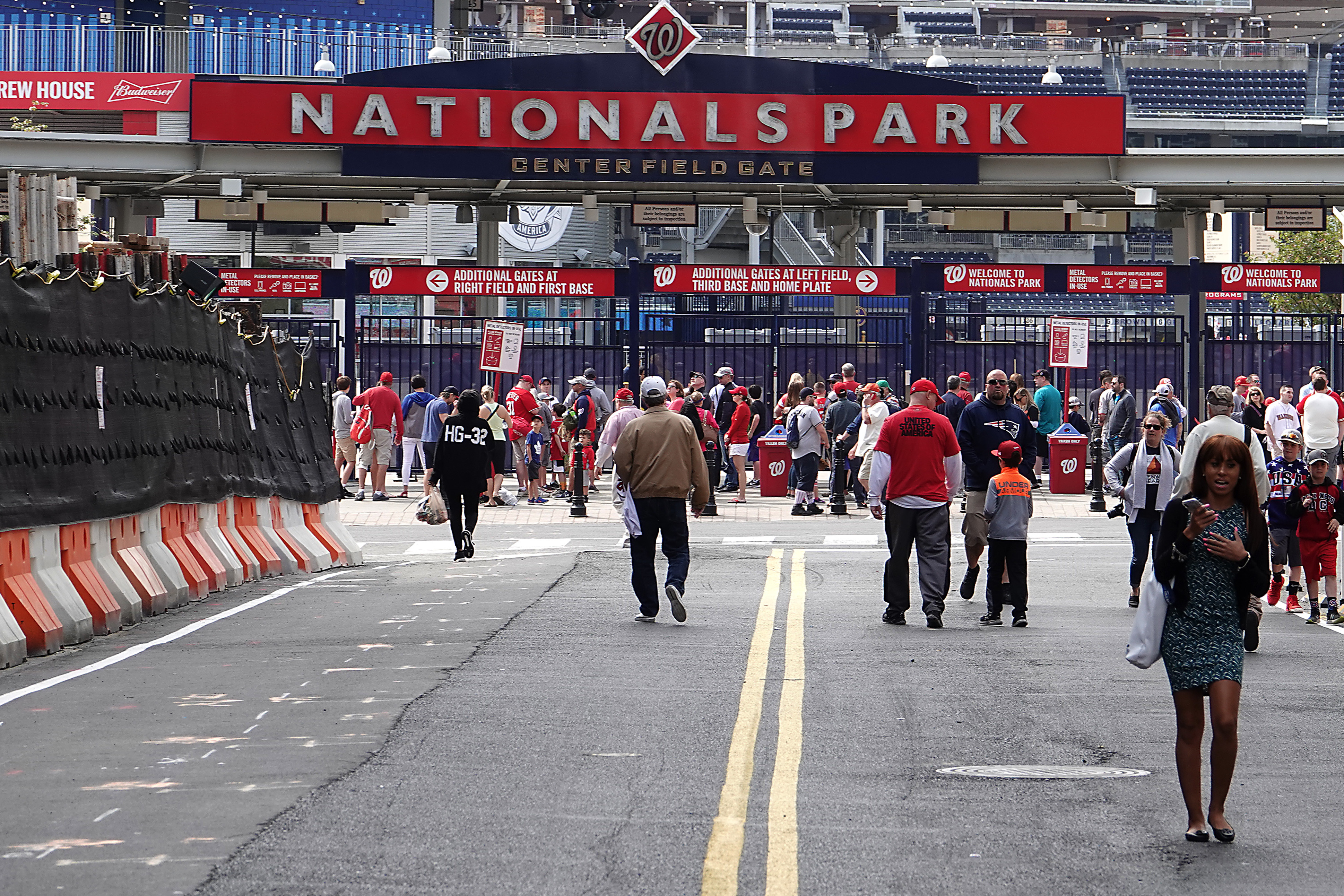 Padres-Nats game suspended after shooting outside DC stadium