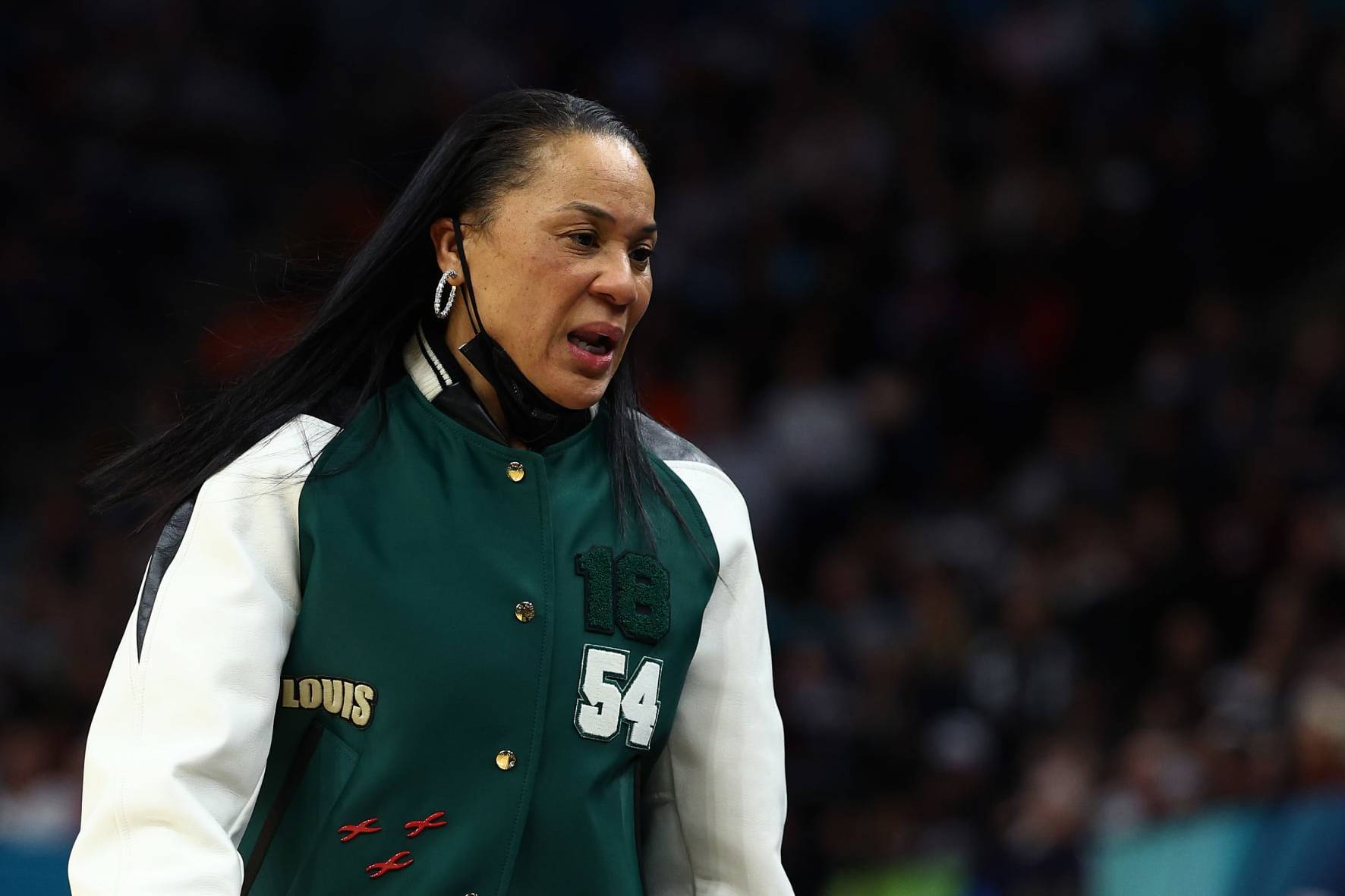 MINNEAPOLIS, MINNESOTA - APRIL 03: Head coach Dawn Staley of the South Carolina Gamecocks reacts during the first quarter against the UConn Huskies during the 2022 NCAA Women's Basketball Tournament National Championship game at Target Center on April 03, 2022 in Minneapolis, Minnesota. (Photo by Elsa/Getty Images)