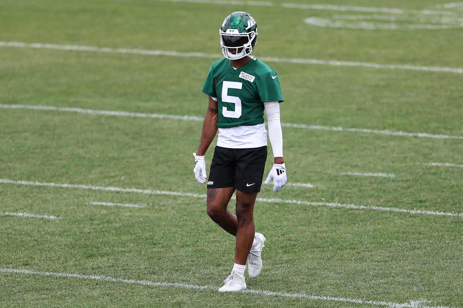FLORHAM PARK, NEW JERSEY - JUNE 11: Garrett Wilson #5 of the New York Jets participates in drills during New York Jets Mandatory Minicamp at Atlantic Health Jets Training Center on June 11, 2024 in Florham Park, New Jersey.  (Photo by Luke Hales/Getty Images)