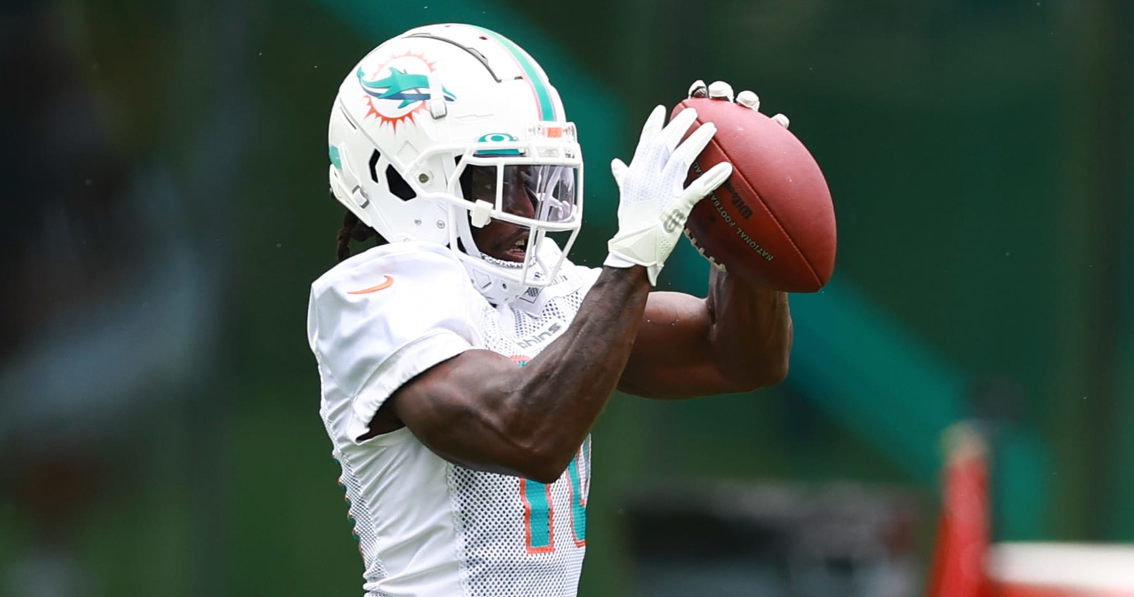 Dolphins report to training camp as WR Tyreek Hill reaches