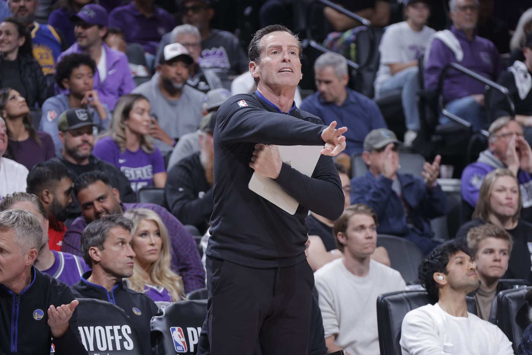SACRAMENTO, CA - APRIL 17: Assistant Coach Kenny Atkinson of the Golden State Warriors coaches during the game against the Sacramento Kings during Round 1 Game 2 of the 2023 NBA Playoffs on April 17, 2023 at Golden 1 Center in Sacramento, California. NOTE TO USER: User expressly acknowledges and agrees that, by downloading and or using this photograph, User is consenting to the terms and conditions of the Getty Images Agreement. Mandatory Copyright Notice: Copyright 2023 NBAE (Photo by Rocky Widner/NBAE via Getty Images)