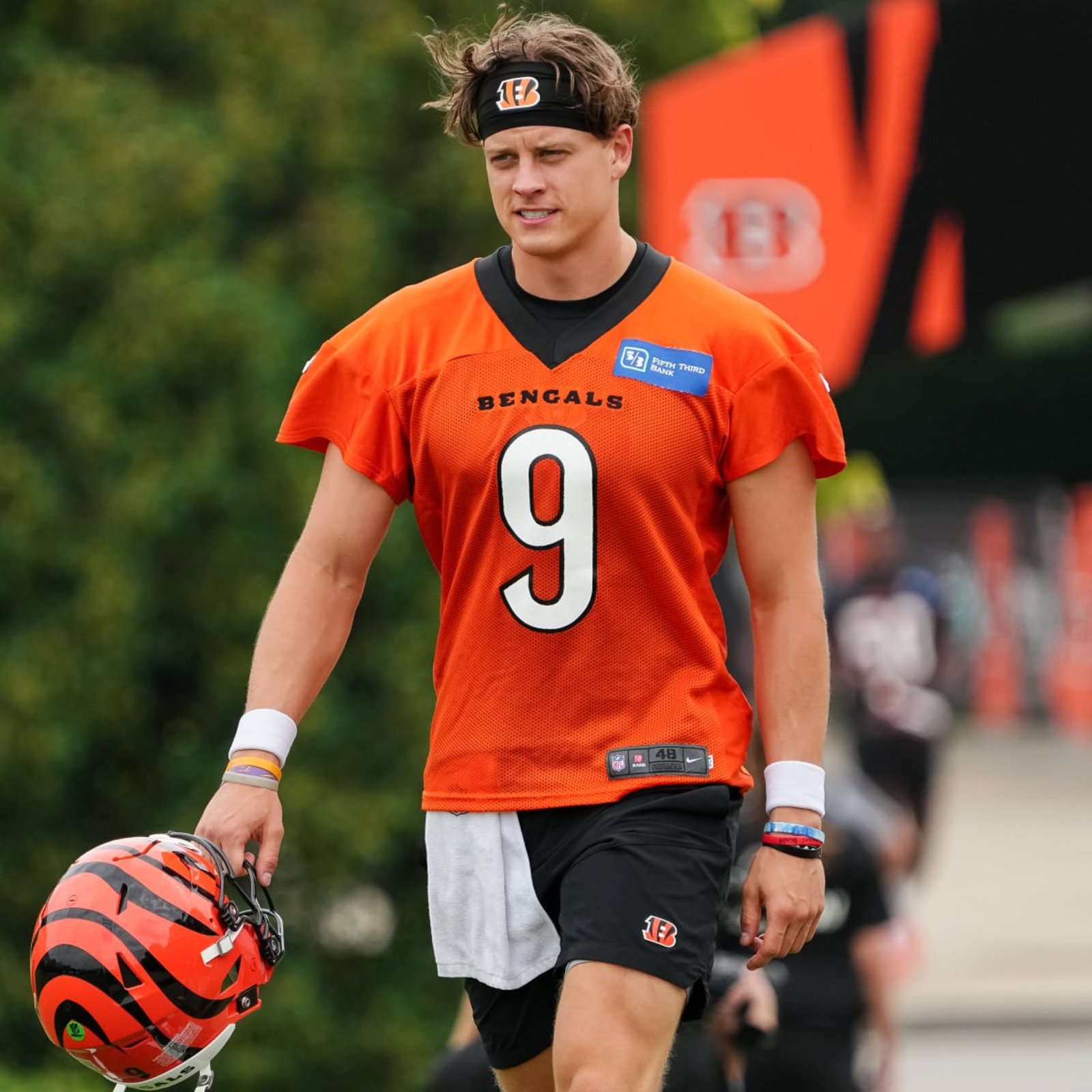 Bengals QB Joe Burrow becomes NFL's highest-paid player with $275 million  deal, AP source says