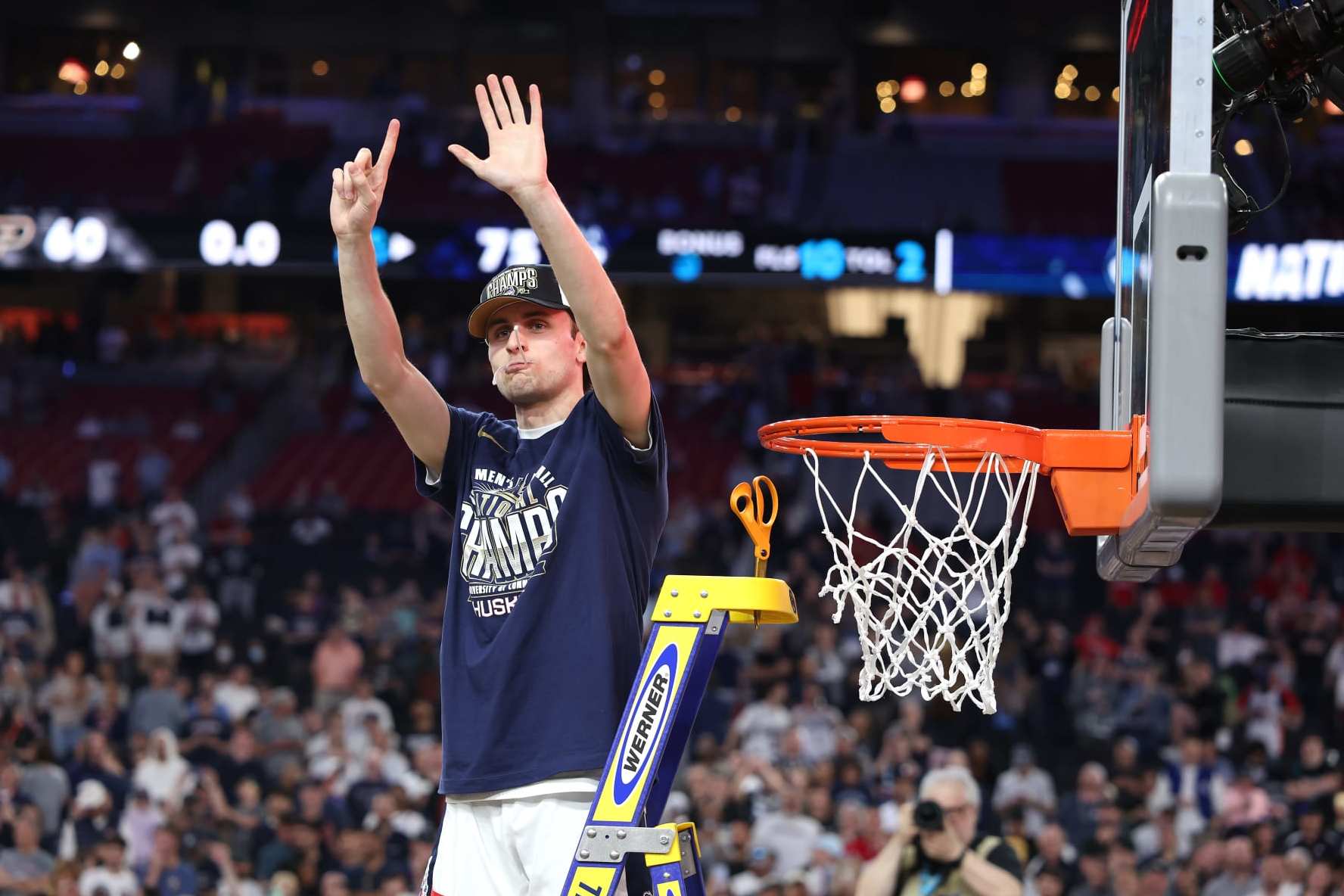 GLENDALE, ARIZONA - APRIL 08: Andrew Hurley #20 of the Connecticut Huskies cuts down the net after beating the Purdue Boilermakers 75-60 to win the NCAA Men's Basketball Tournament National Championship game at State Farm Stadium on April 08, 2024 in Glendale, Arizona. (Photo by Christian Petersen/Getty Images)