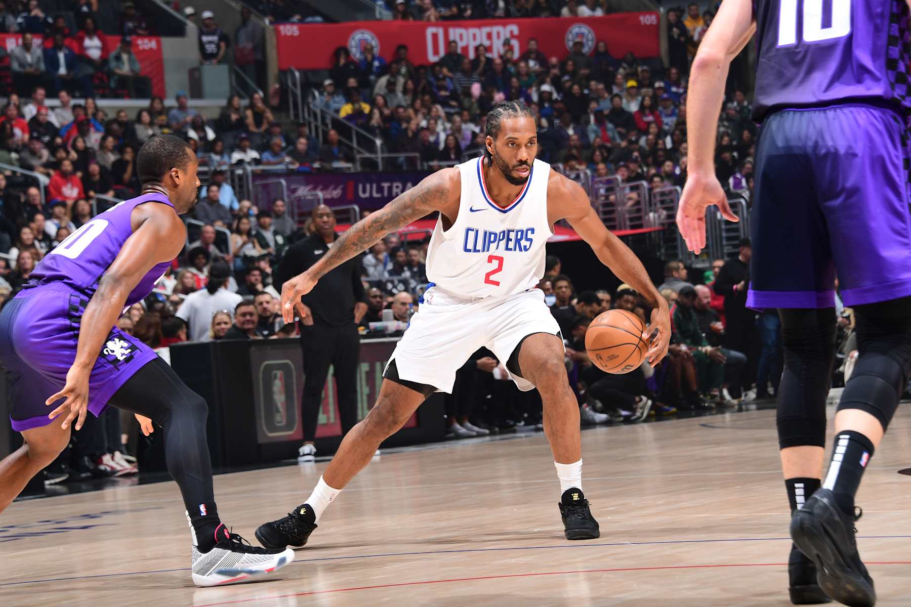 LOS ANGELES, CA - FEBRUARY 25: Kawhi Leonard #2 of the LA Clippers dribbles the ball during the game against the Sacramento Kings on February 25, 2024 at Crypto.Com Arena in Los Angeles, California. NOTE TO USER: User expressly acknowledges and agrees that, by downloading and/or using this Photograph, user is consenting to the terms and conditions of the Getty Images License Agreement. Mandatory Copyright Notice: Copyright 2024 NBAE (Photo by Adam Pantozzi/NBAE via Getty Images)