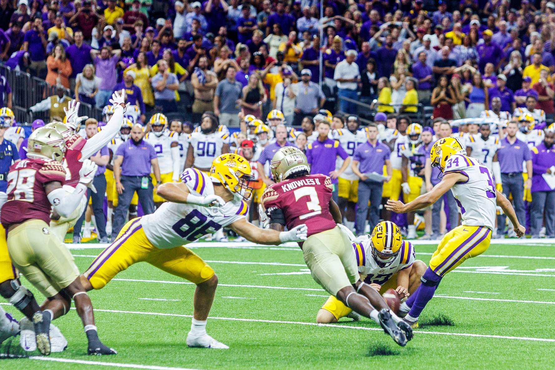 NEW ORLEANS, LA - SEPTEMBER 04: The Florida State Seminoles defense block an extra point attempt during a game between the LSU Tigers and the Florida State Seminoles at the Caesars Superdome in New Orleans, Louisiana on September 4, 2022. (Photo by John Korduner/Icon Sportswire via Getty Images)