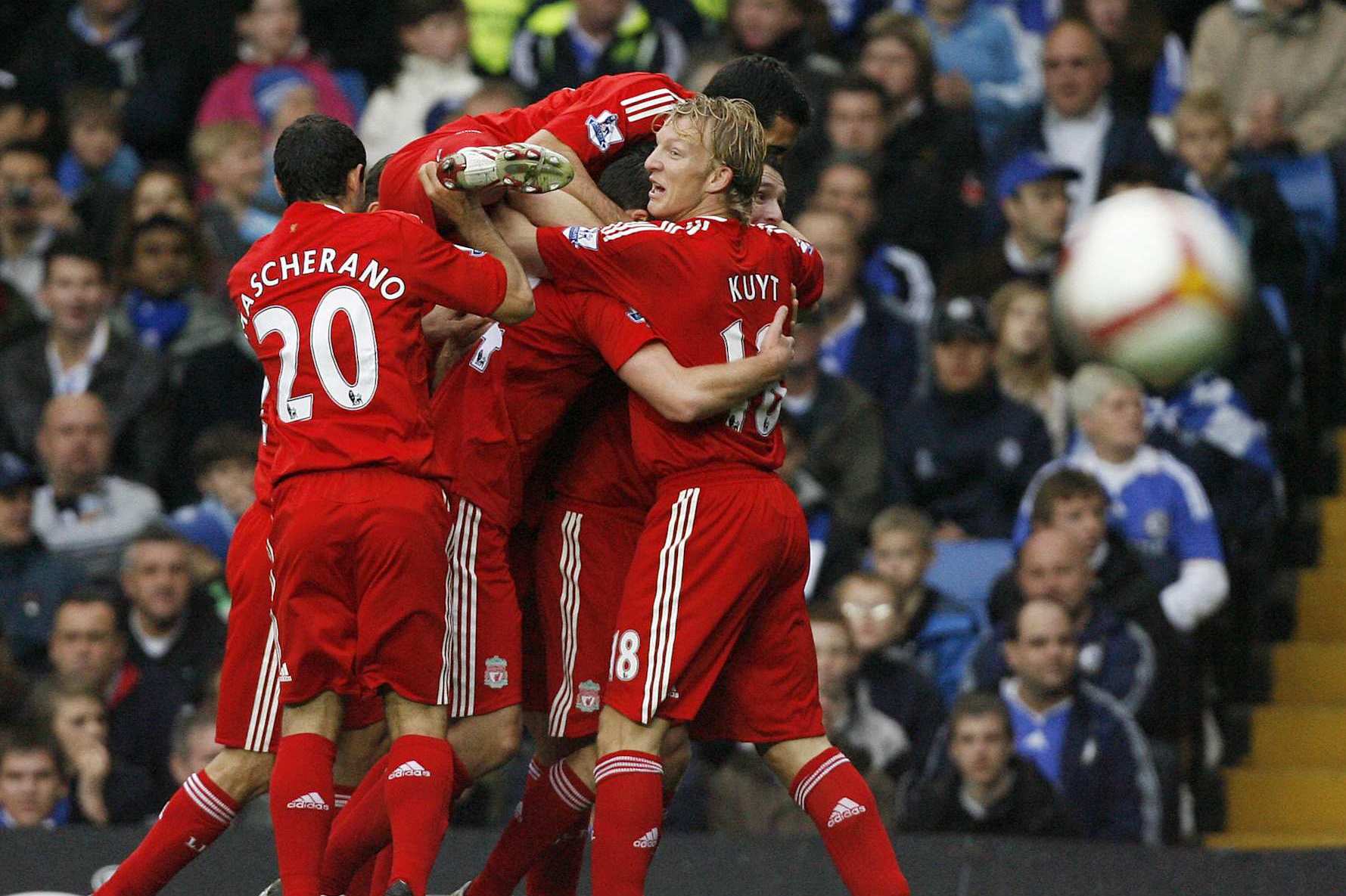 Liverpool's Spanish Midfielder Xabi Alonso (C) celebrates his goal with his team mates during their Premier League match against Chelsea at Stamford Bridge, London, on October 26, 2008. AFP PHOTO / Glyn Kirk Mobile and website use of domestic English football pictures are subject to obtaining a Photographic End User Licence from Football DataCo Ltd Tel : +44 (0) 207 864 9121 or e-mail accreditations@football-dataco.com - applies to Premier and Football League matches (Photo credit should read GLYN KIRK/AFP via Getty Images)