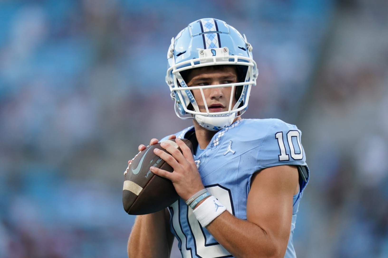 College Football: North Carolina quarterback Drake Maye (10) in action, throwing the football vs. South Carolina at Bank of America Stadium. 
Charlotte, NC 9/2/2023
CREDIT: Carlos Saavedra (Photo by Carlos Saavedra/Sports Illustrated via Getty Images) 
(Set Number: X164413 TK1))
