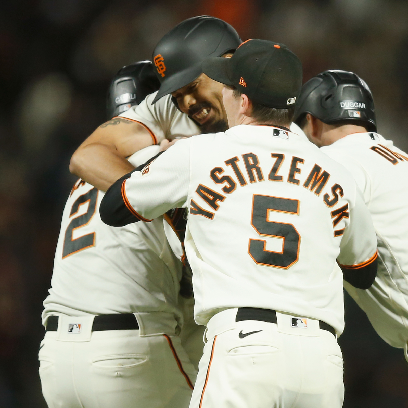 SF Giants clinch first NL West title since 2012, outlast Dodgers