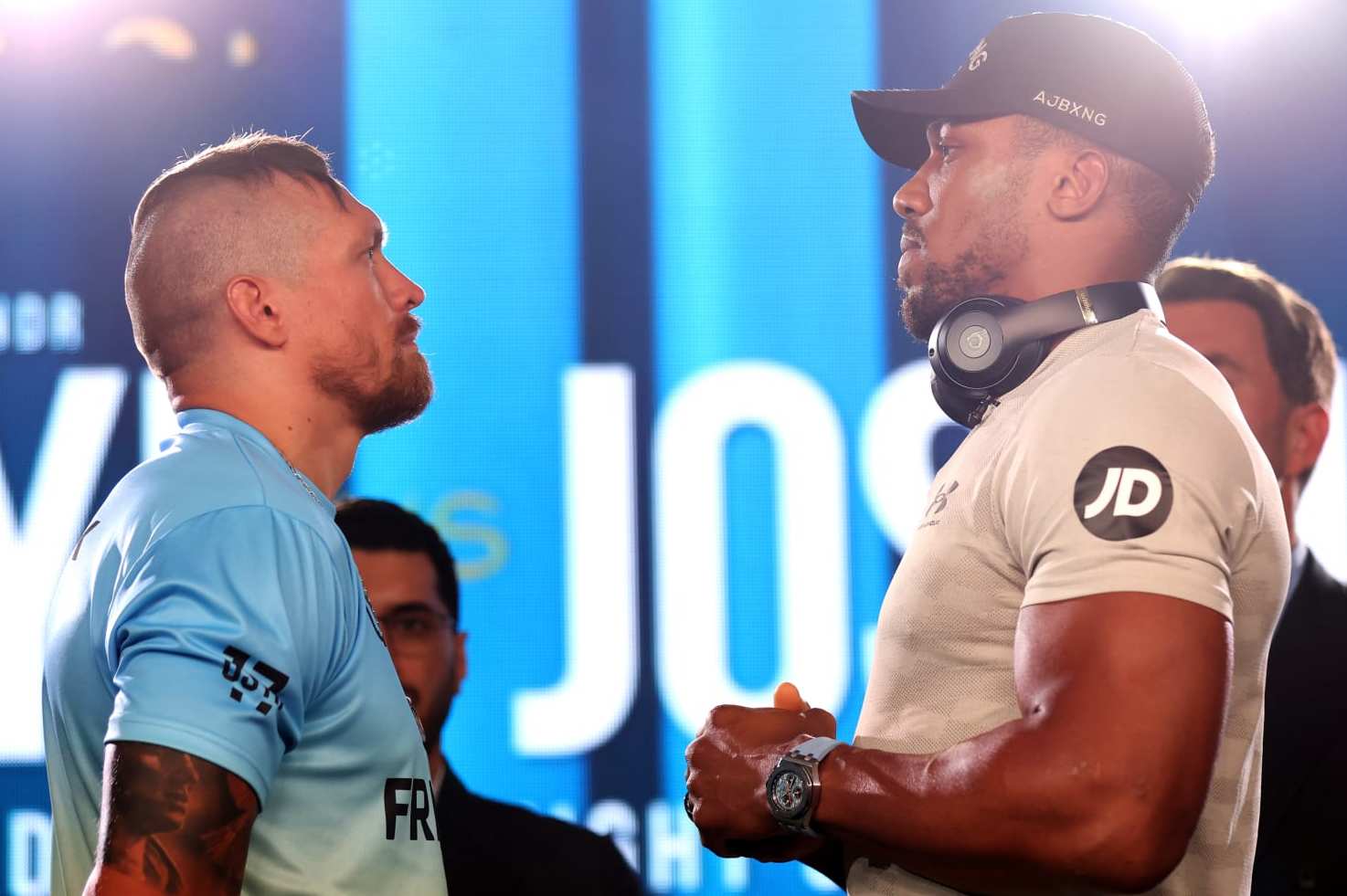 LONDON, ENGLAND - JUNE 29: Anthony Joshua of Great Britain (R) and Oleksanr Usyk of Ukrain face off during the Oleksandr Usyk v Anthony Joshua 2 Press Conference at on June 29, 2022 in London, England. (Photo by Alex Pantling/Getty Images)
