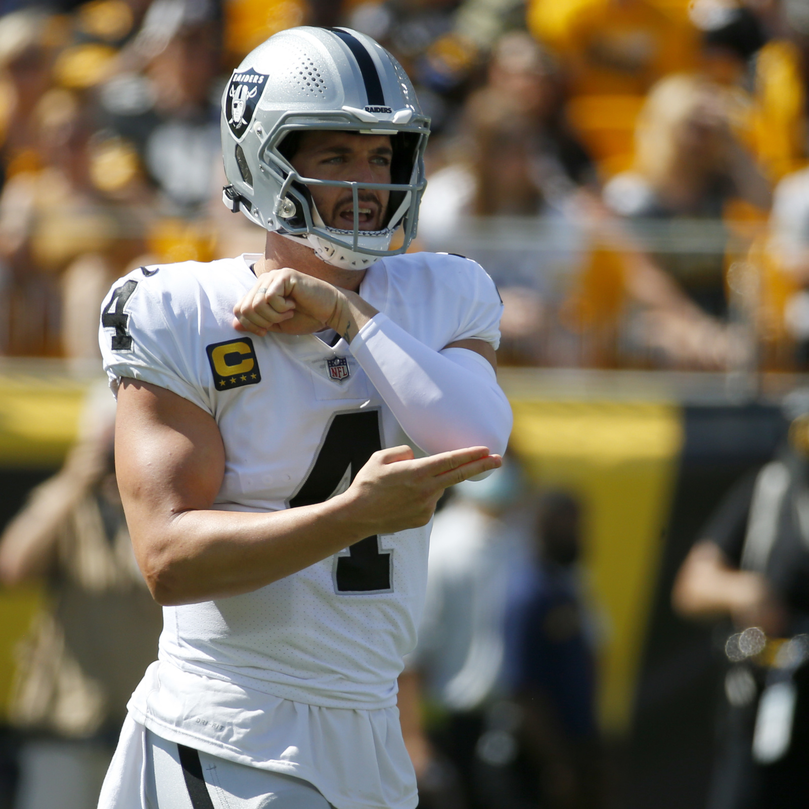 Carr throws for 382 yards, Raiders top Steelers 26-17