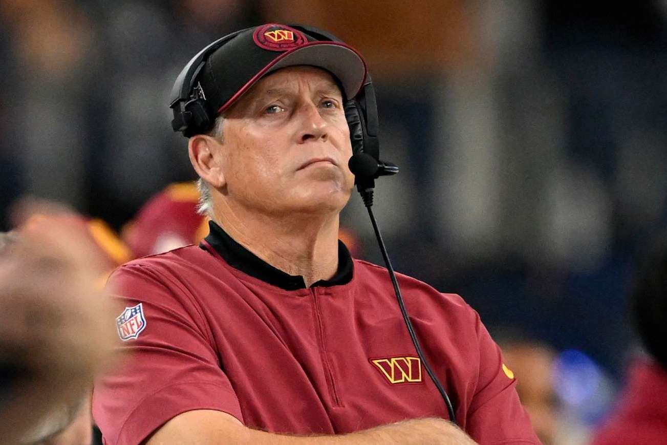ARLINGTON,TX - NOVEMBER 23: Washington Commanders defensive coordinator Jack Del Rio reacts to Dallas' 2nd quarter touchdown to make the score 14-3 at that time during a game between the Dallas Cowboys and the Washington Commanders at the AT&T Stadium in Arlington, TX on November 23, 2023. (Photo by John McDonnell/The Washington Post via Getty Images)