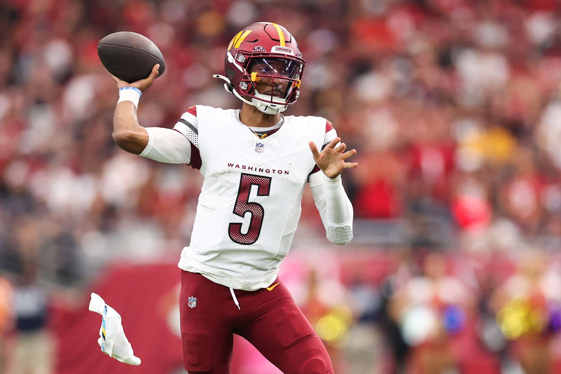 GLENDALE, ARIZONA - SEPTEMBER 29: Jayden Daniels #5 of the Washington Commanders throws the ball during the third quarter against the Arizona Cardinals at State Farm Stadium on September 29, 2024 in Glendale, Arizona. (Photo by Christian Petersen/Getty Images)