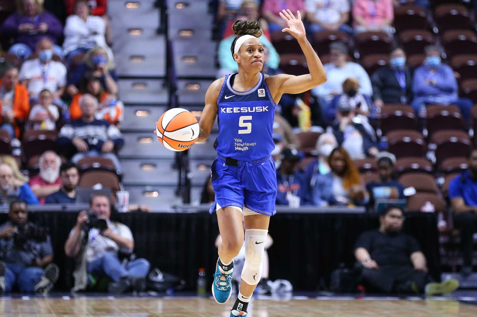 UNCASVILLE, CT - MAY 20: Connecticut Sun guard Jasmine Thomas (5) calls a play during a WNBA game between Indiana Fever and Connecticut Sun on May 20, 2022, at Mohegan Sun Arena in Uncasville, CT. (Photo by M. Anthony Nesmith/Icon Sportswire via Getty Images)