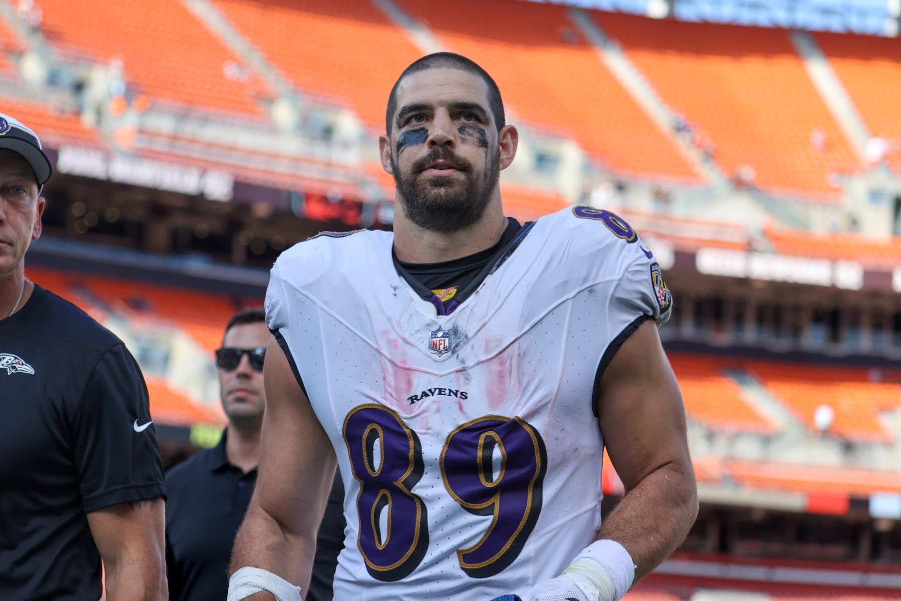 CLEVELAND, OH - OCTOBER 01: Baltimore Ravens tight end Mark Andrews (89) leaves the field following the National Football League game between the Baltimore Ravens and Cleveland Browns on October 1, 2023, at Cleveland Browns Stadium in Cleveland, OH. (Photo by Frank Jansky/Icon Sportswire via Getty Images)