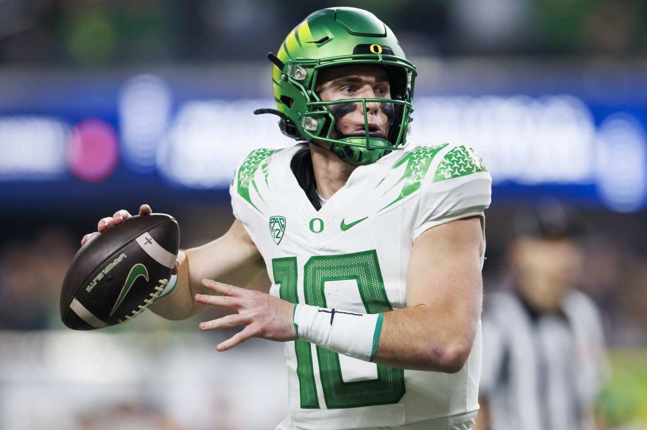 LAS VEGAS, NEVADA - DECEMBER 1: Bo Nix #10 of the Oregon Ducks throws on the run against the Washington Huskies during the Pac-12 Championship at Allegiant Stadium on December 1, 2023 in Las Vegas, Nevada. (Photo by Ric Tapia/Getty Images)