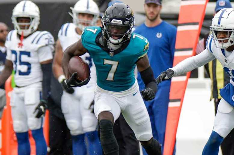 JACKSONVILLE, FL - OCTOBER 06: Jacksonville Jaguars wide receiver Brian Thomas Jr. (7) runs with the ball after a catch during the game between the Indianapolis Colts and the Jacksonville Jaguars on October 6, 2024 at EverBank Stadium in Jacksonville, Florida. (Photo by David Rosenblum/Icon Sportswire via Getty Images)